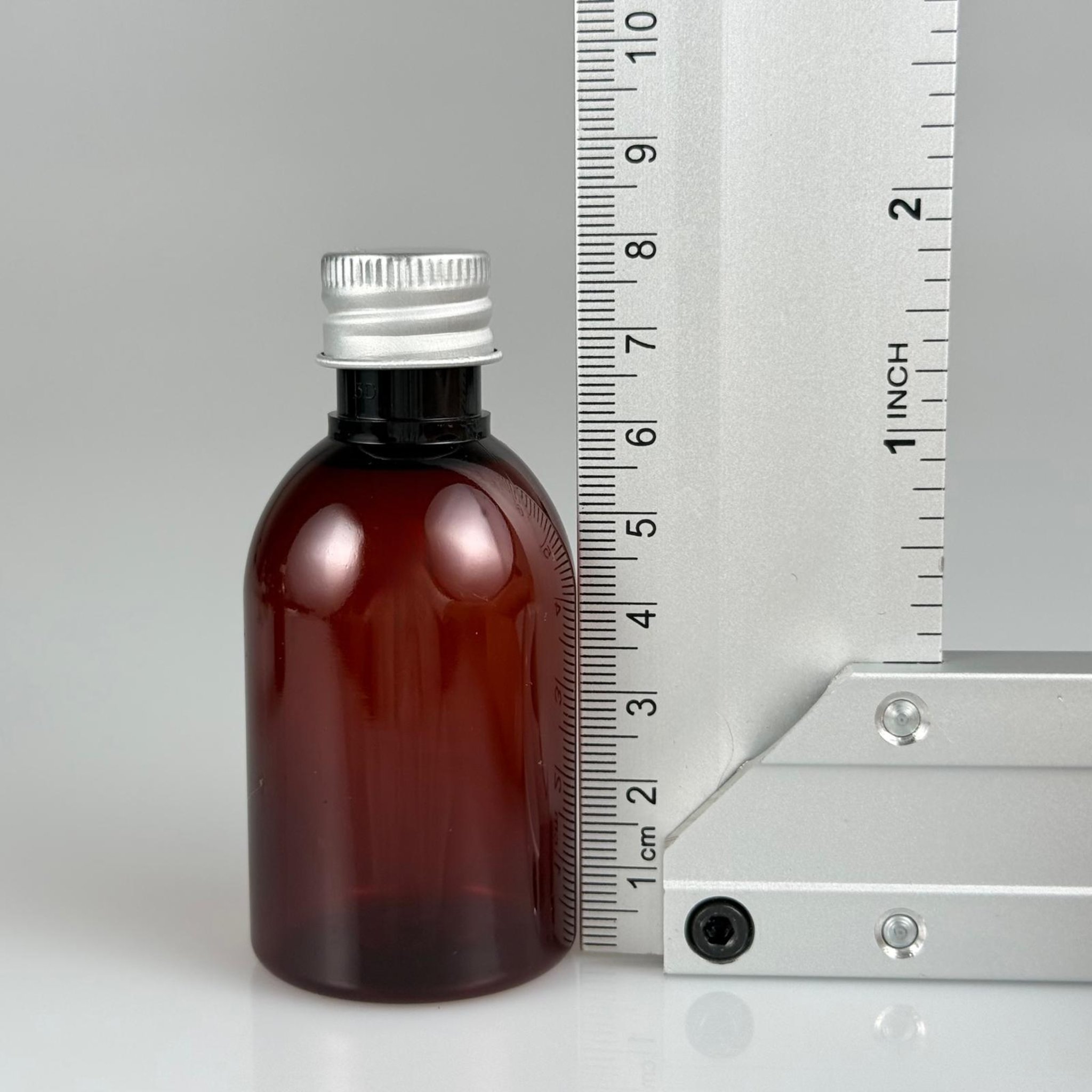 50  CC AMBER PET ŞİŞE + KÖPÜK CONTALI GÜMÜŞ ALÜMİNYUM METAL KAPAKLI + DAMLALIKLI KOLONYA TIPALI TAKIM - 50 ML KAHVERENGİ PLASTİK ŞİŞE