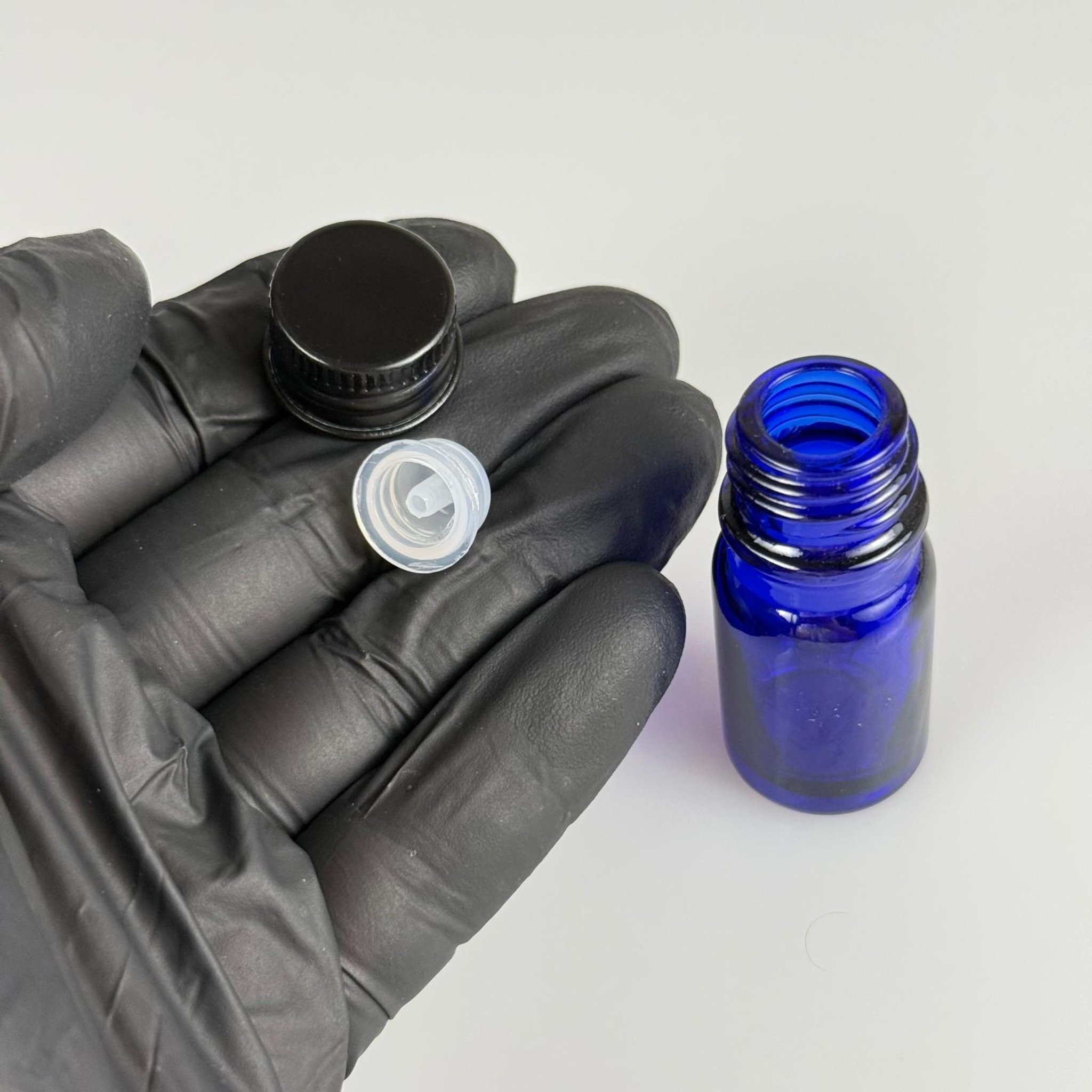 5 CC MAVİ CAM ŞİŞE + KÖPÜK CONTALI SİYAH ALÜMİNYUM METAL KAPAKLI + DAMLALIKLI KOLONYA TIPALI TAKIM -  5 ML MAVİ CAM ŞİŞE