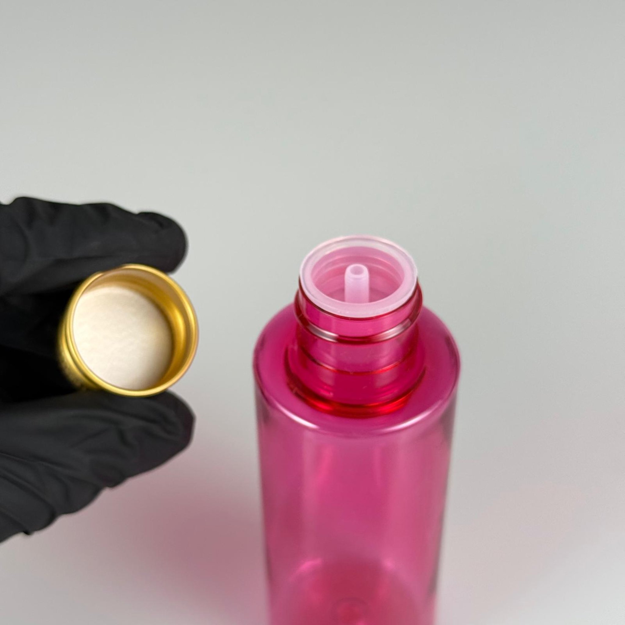 100 CC PEMBE SİLİNDİR KESKİN KÜT MODEL SERT PET ŞİŞE (17 GR - 24 AĞIZ ) + KÖPÜK CONTALI GOLD METAL ALÜMİNYUM KAPAK KOLONYA TIPALI TAKIM - 100 ML KAPAKLI PEMBE PET ŞİŞELER