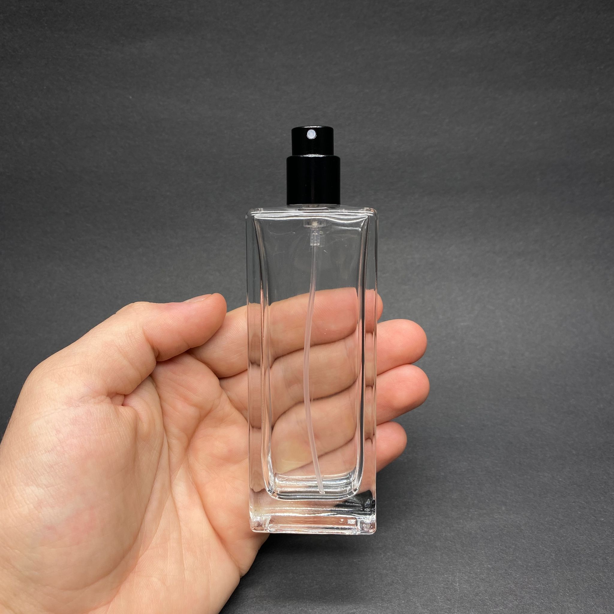 50 ML DİKDÖRTGEN MODEL FORTUNE UZUN PARFÜM ŞİŞESİ - SİYAH METAL SPREYLİ (AĞIZ 15 MM GEÇME KOLAY KAPAMA)