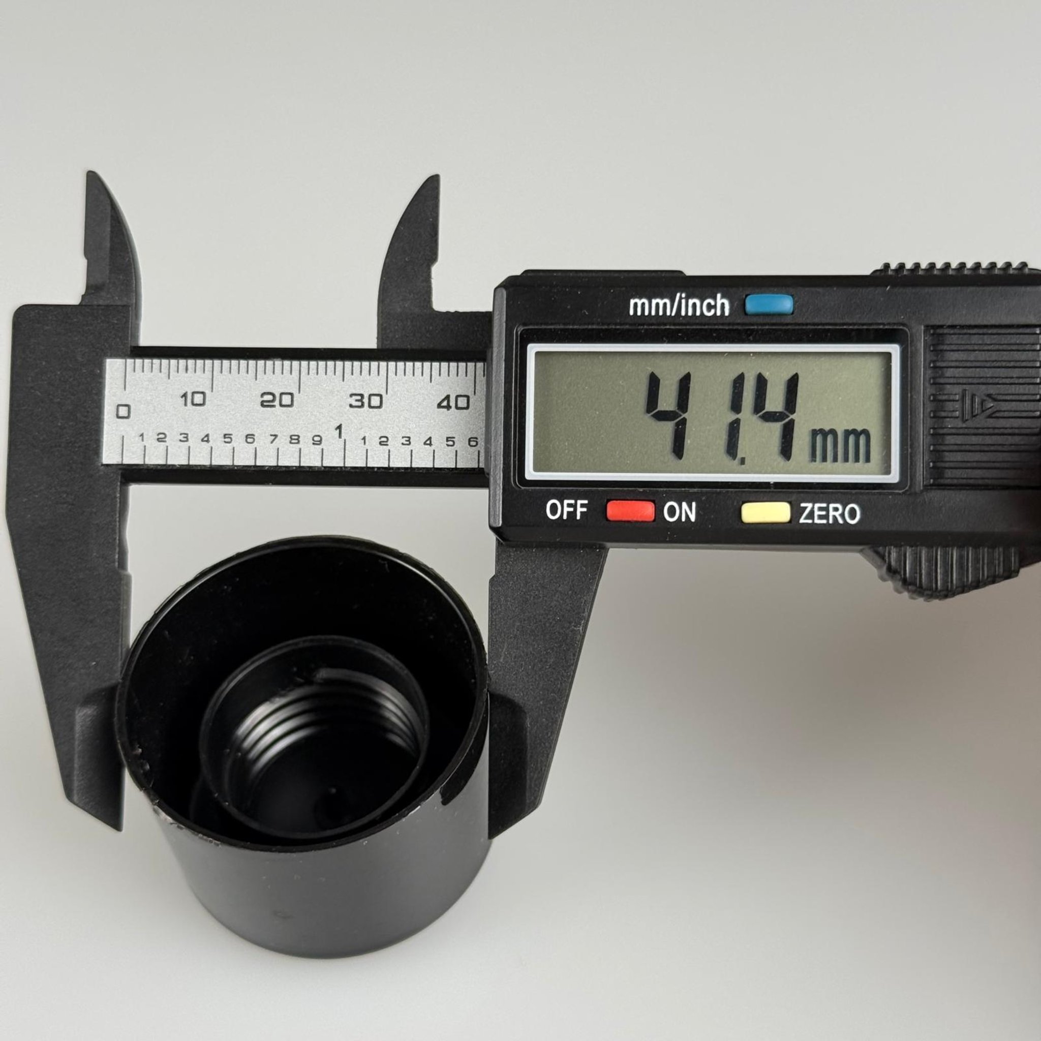 24 MM SİYAH PLASTİK KAPAK -  SİYAH -  KOLONYA ŞİŞESİ KAPAĞI