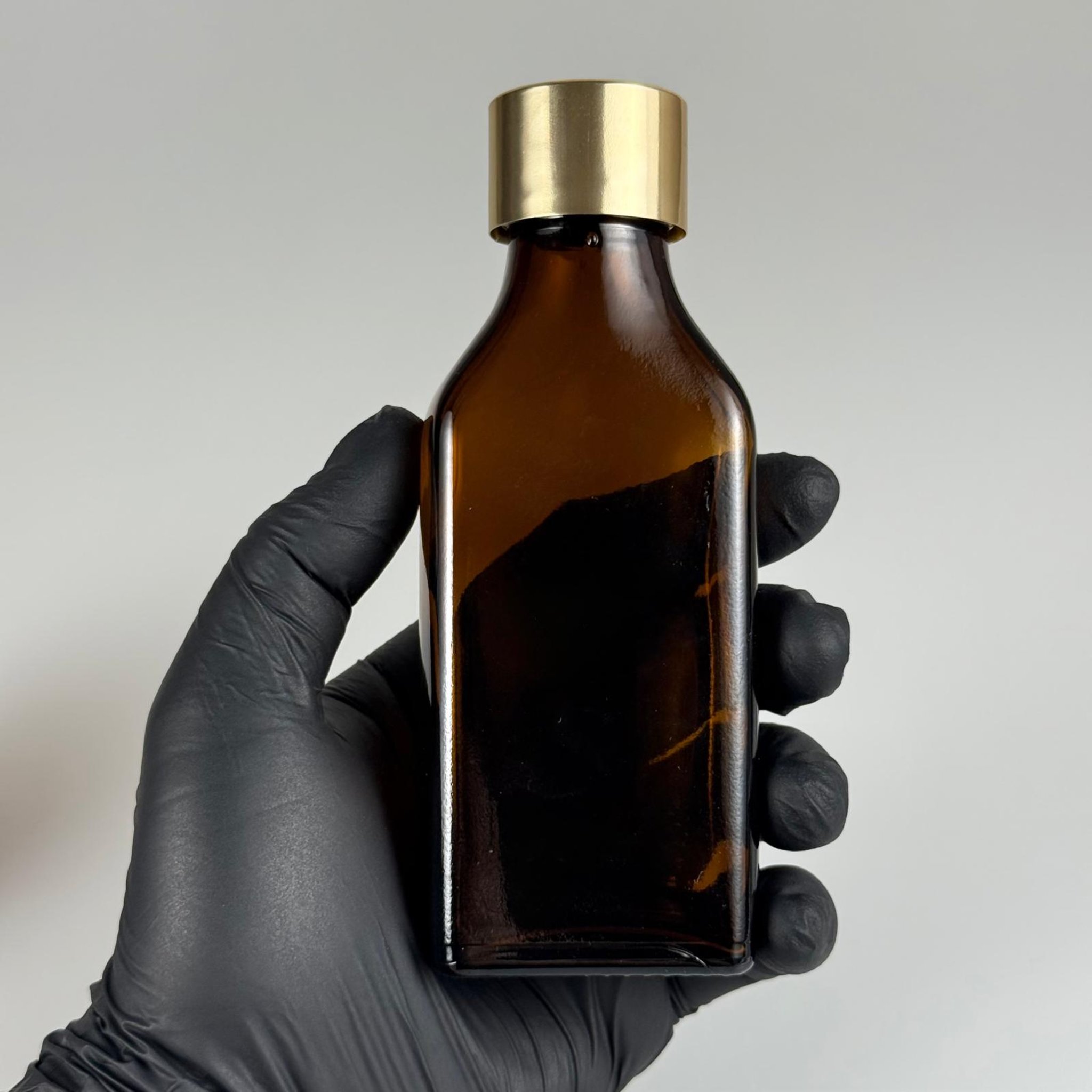 100 CC AMBER YASSI CAM ŞİŞE + ALÜMİNYUM KAPLAMALI GOLD KAPAKLKI + KÖR TIPALI TAKIM - 100 ML KAYVERENGİ CAM ŞİŞE