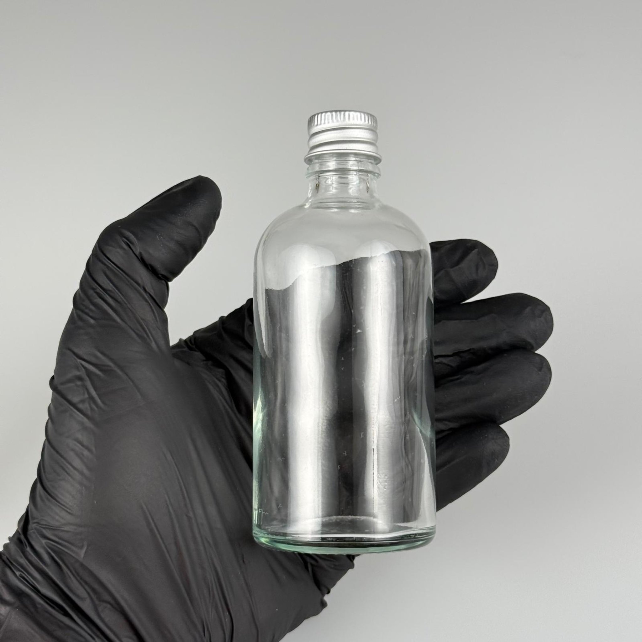 100 CC ŞEFFAF CAM ŞİŞE + KÖPÜK CONTALI GÜMÜŞ ALÜMİNYUM METAL KAPAKLI + KÖR TIPALI TAKIM - 100 ML ŞEFFAF CAM ŞİŞE