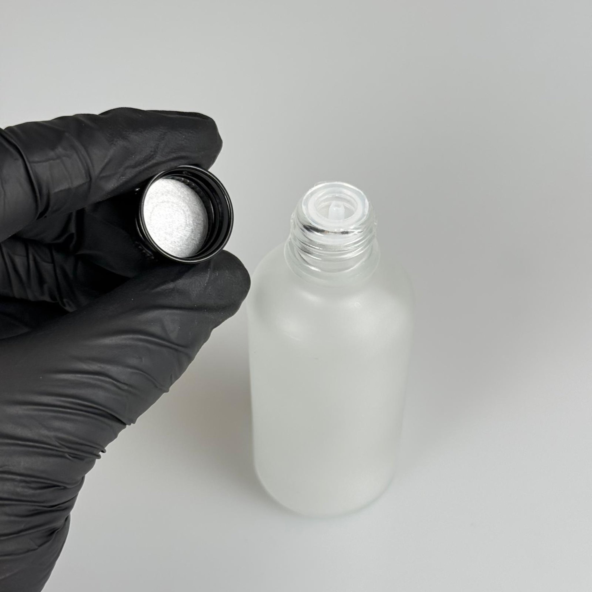 50 CC BUZLU CAM ŞİŞE + KÖPÜK CONTALI SİYAH ALÜMİNYUM METAL KAPAKLI + KOLONYA TIPALI TAKIM - 50 ML BUZLU CAM ŞİŞE