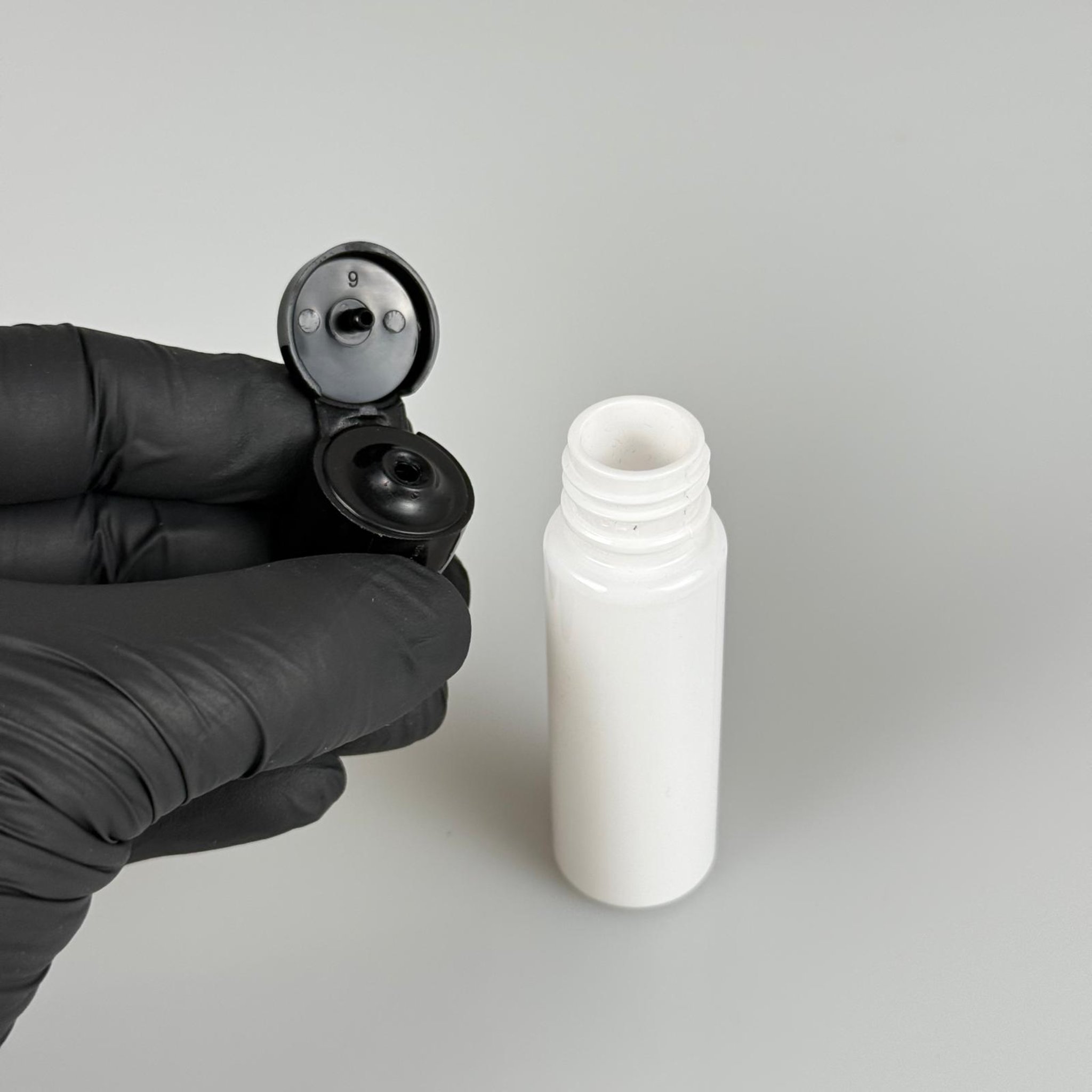 20 ML AÇILIR KAPAKLI PET ŞİŞE - 20 CC BEYAZ ŞİŞE + SİYAH FLİPTOP KAPAKLI TAKIM