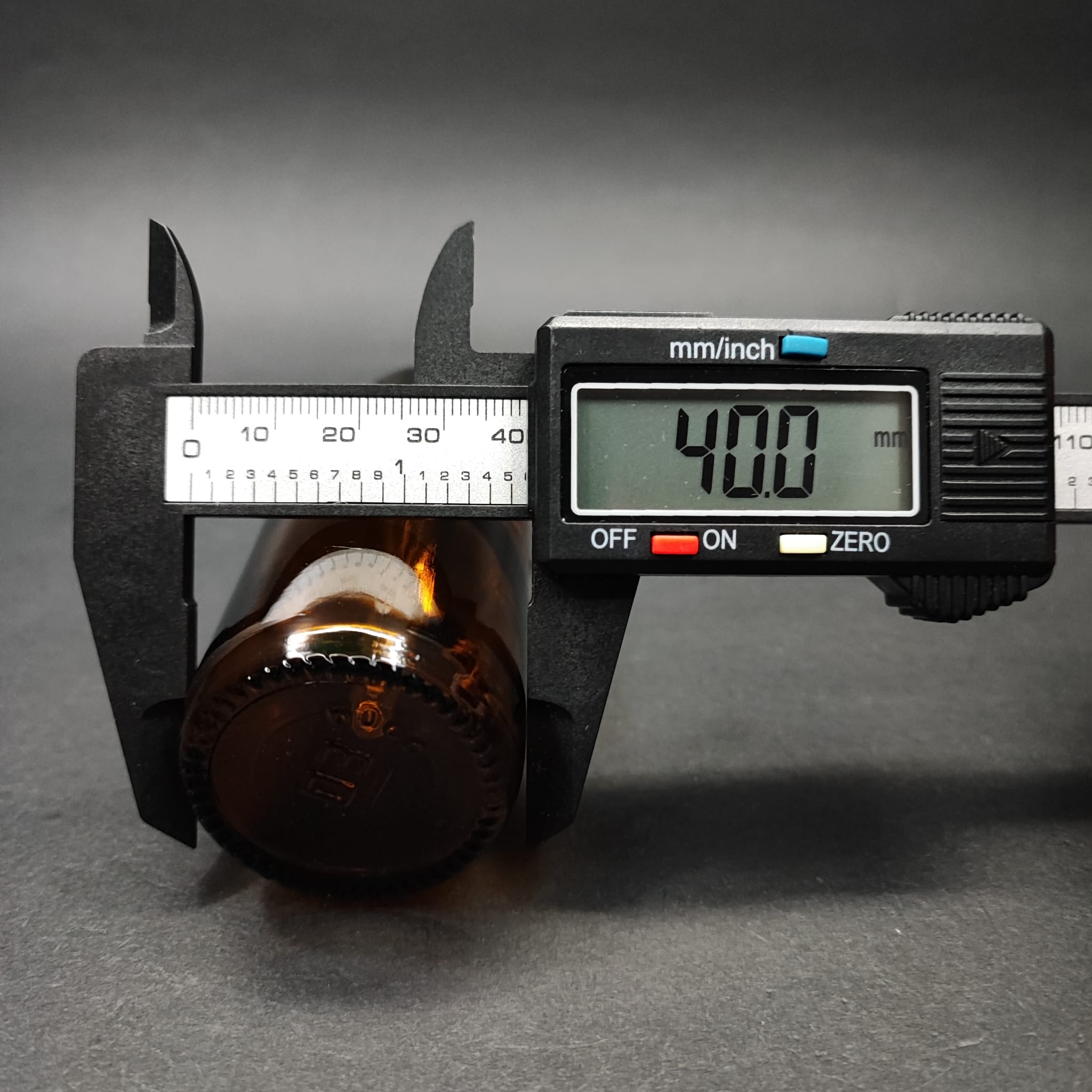 60 ML DOLUMU KOLAY, GENİŞ AĞIZLI CAM DAMLALIKLI ŞİŞE (25 MM AĞIZ)  - 60 CC SİYAH DAMLALIKLI CAM ECZA ŞİŞESİ - AMBER KAHVERENGİ