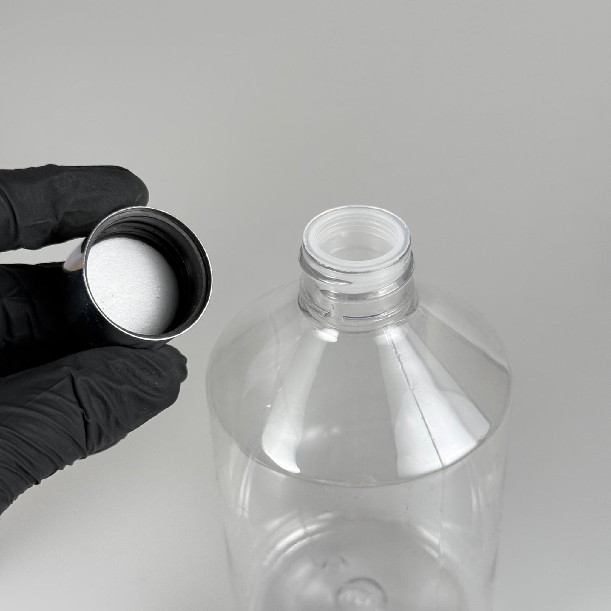 500 CC KÜT BOYUNLU ŞEFFAF PET ŞİŞE + ALÜMİNYUM KAPLAMALI GÜMÜŞ KAPAKLI + KÖR TIPALI TAKIM - 500 ML PET ŞİŞE