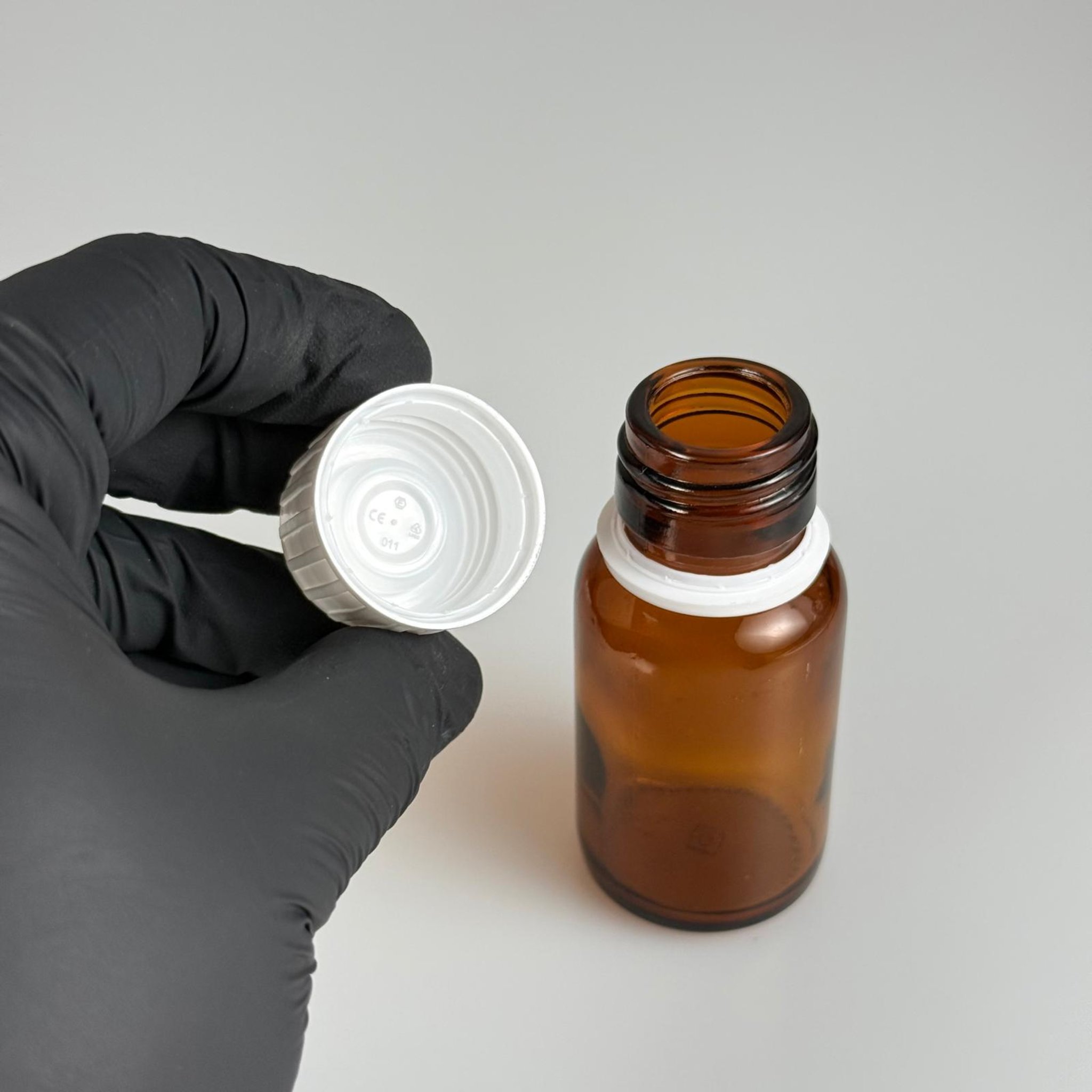 30 CC AMBER CAM ŞİŞE + BEYAZ KİLİTLİ KAPAK + 15 ML ÖLÇEK TAKIM - 30 ML KAHVERENGİ BOŞ ŞURUP ŞİŞESİ (AĞIZ ÇAPI 25 MM) - 30 ML ECZA ŞİŞESİ