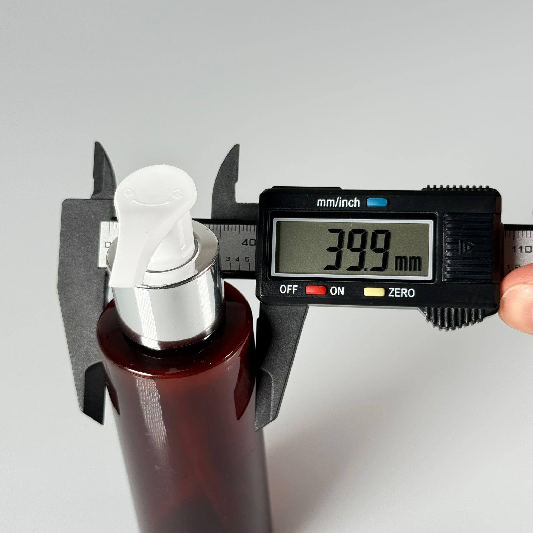 100 CC SİLİNDİR KESKİN KÜT MODEL SERT (17 GR) PET ŞİŞE - GÜMÜŞ SIVI SABUN POMPALI - JEL, PEELING, SERUM, GÜNEŞ KREMİ GİBİ YOĞUN KIVAMLI SIVILAR İÇİN- AĞIZ ÇAPI 24 MM - AMBER