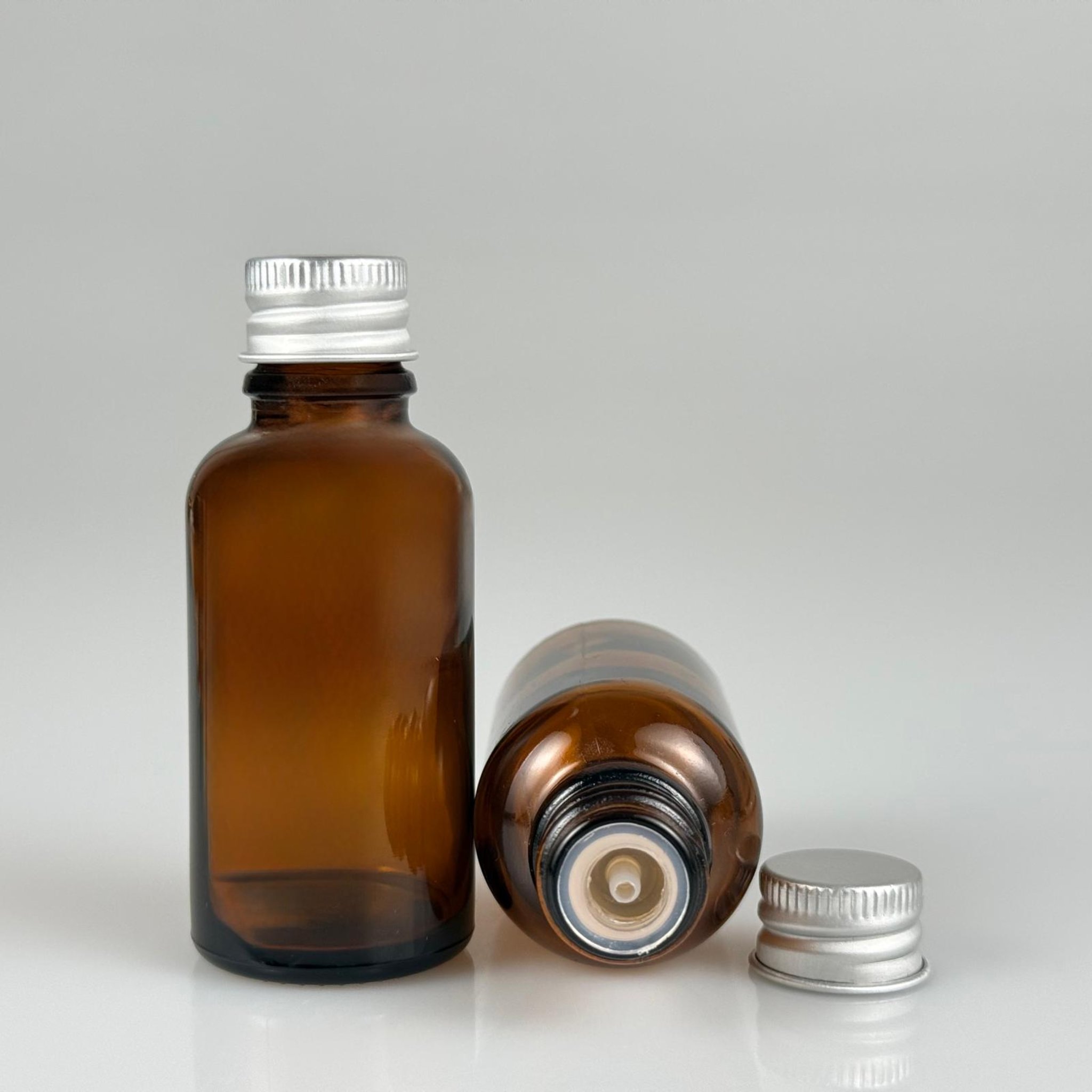 30 CC AMBER CAM ŞİŞE + KÖPÜK CONTALI GÜMÜŞ ALÜMİNYUM METAL KAPAKLI + DAMLALIKLI KOLONYA TIPALI TAKIM - 30 ML KAHVERENGİ CAM ŞİŞE