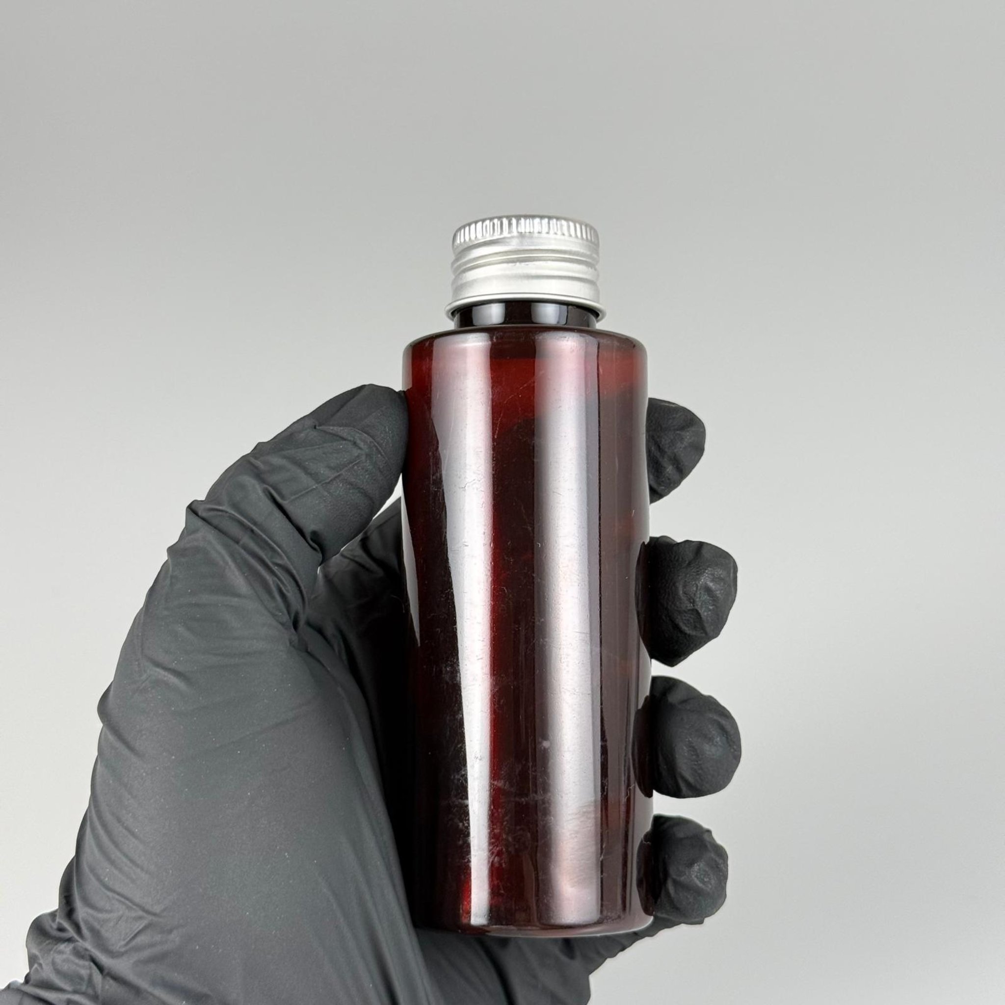 100 CC AMBER SİLİNDİR KESKİN KÜT MODEL SERT PET ŞİŞE (17 GR - 24 AĞIZ ) + KÖPÜK CONTALI GÜMÜŞ METAL ALÜMİNUM KAPAKLI TAKIM - 100 ML KAPAKLI AMBER PLASTİK ŞİŞELER