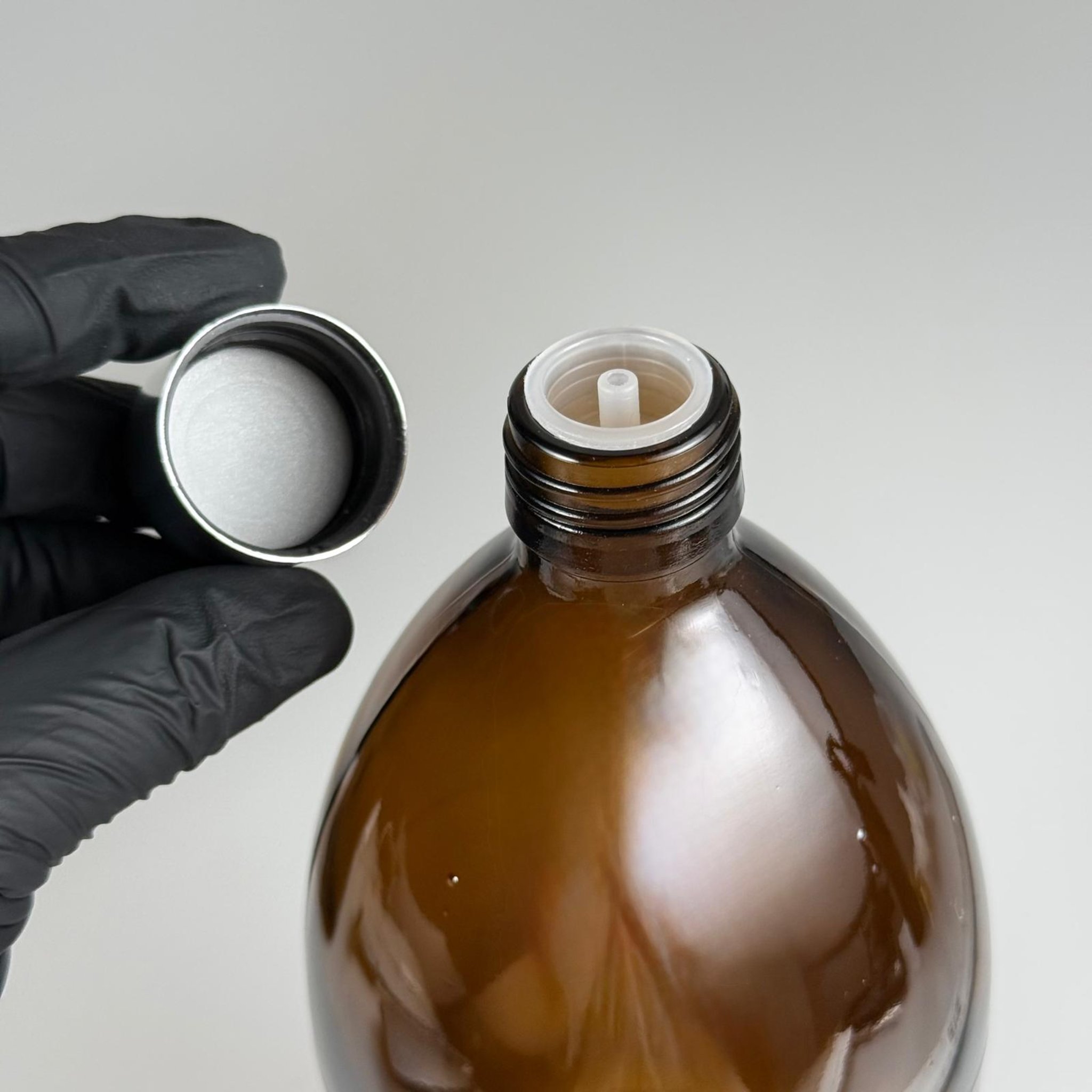1000 CC AMBER CAM ŞİŞE + ALÜMİNYUM KAPLAMALI GÜMÜŞ KAPAKLI + DAMLALIKLI KOLONYA TIPALITAKIM - 1000 ML KAHVERENGİ CAM ŞİŞE