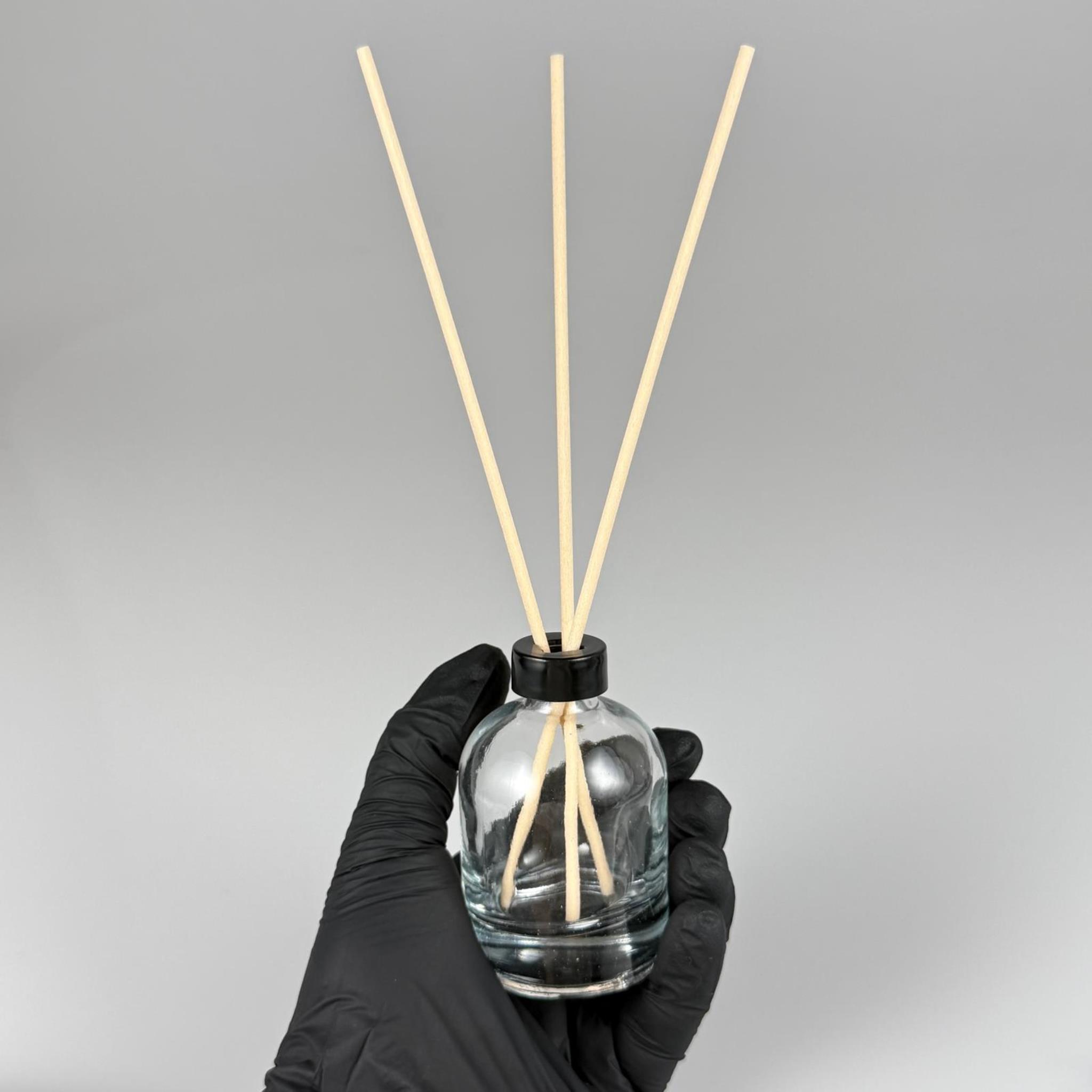 50 CC KALIN DİPLİ TOMBUL CAM ŞİŞE - 20 MM GEÇME AĞIZ + SİYAH DİFFURSER ODA KOKUSU DELİKLİ KAPAK + SİYAH TIPA + 3 ADET AHŞAP RATTAN FİBER (20 CM) ÇUBUK TAKIM