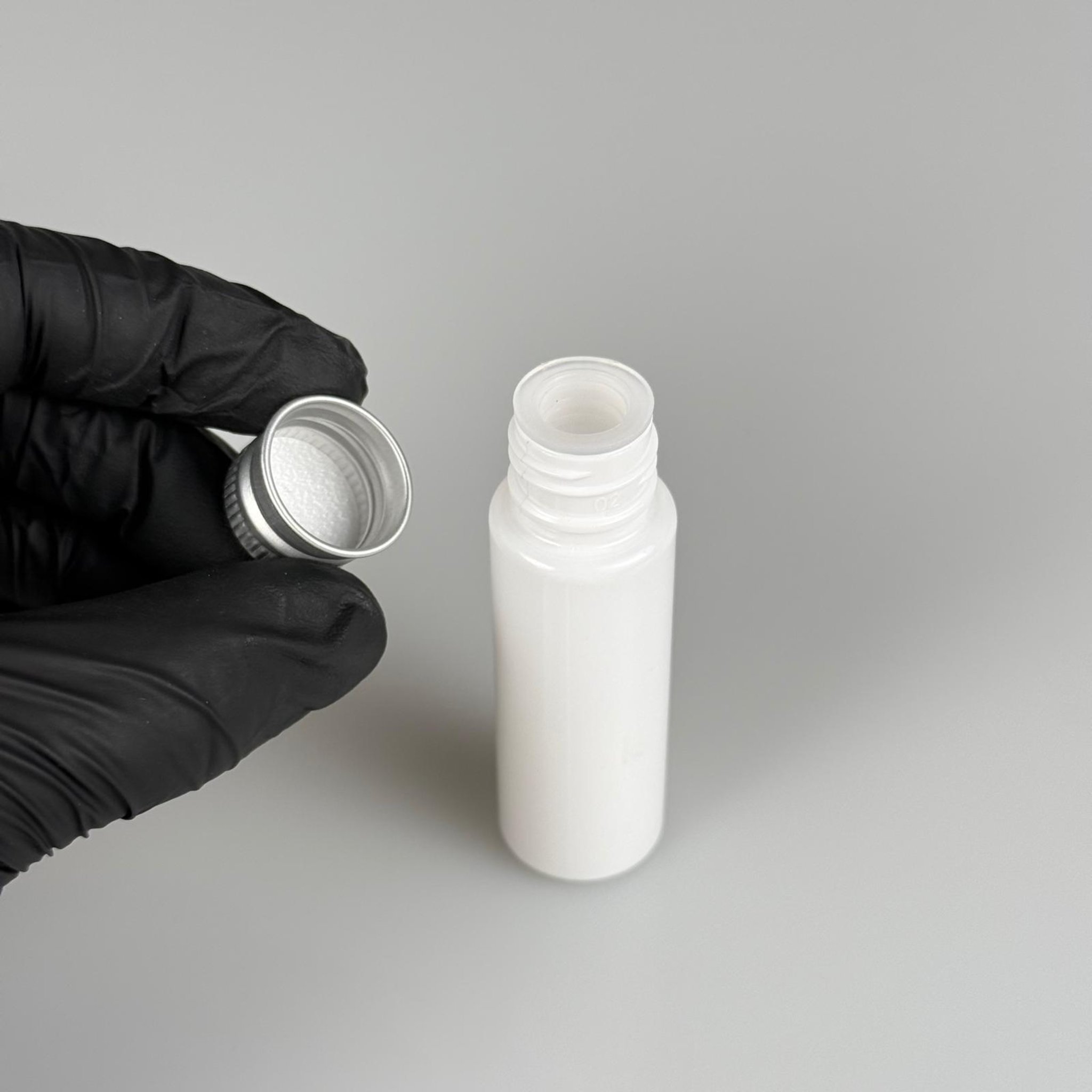 20 CC BEYAZ PET SHOT ŞİŞE - KÖPÜK CONTALI GÜMÜŞ ALÜMİNYUM METAL KAPAKLI + KÖR TIPALI TAKIM - 20 ML PLASTİK ŞİŞE