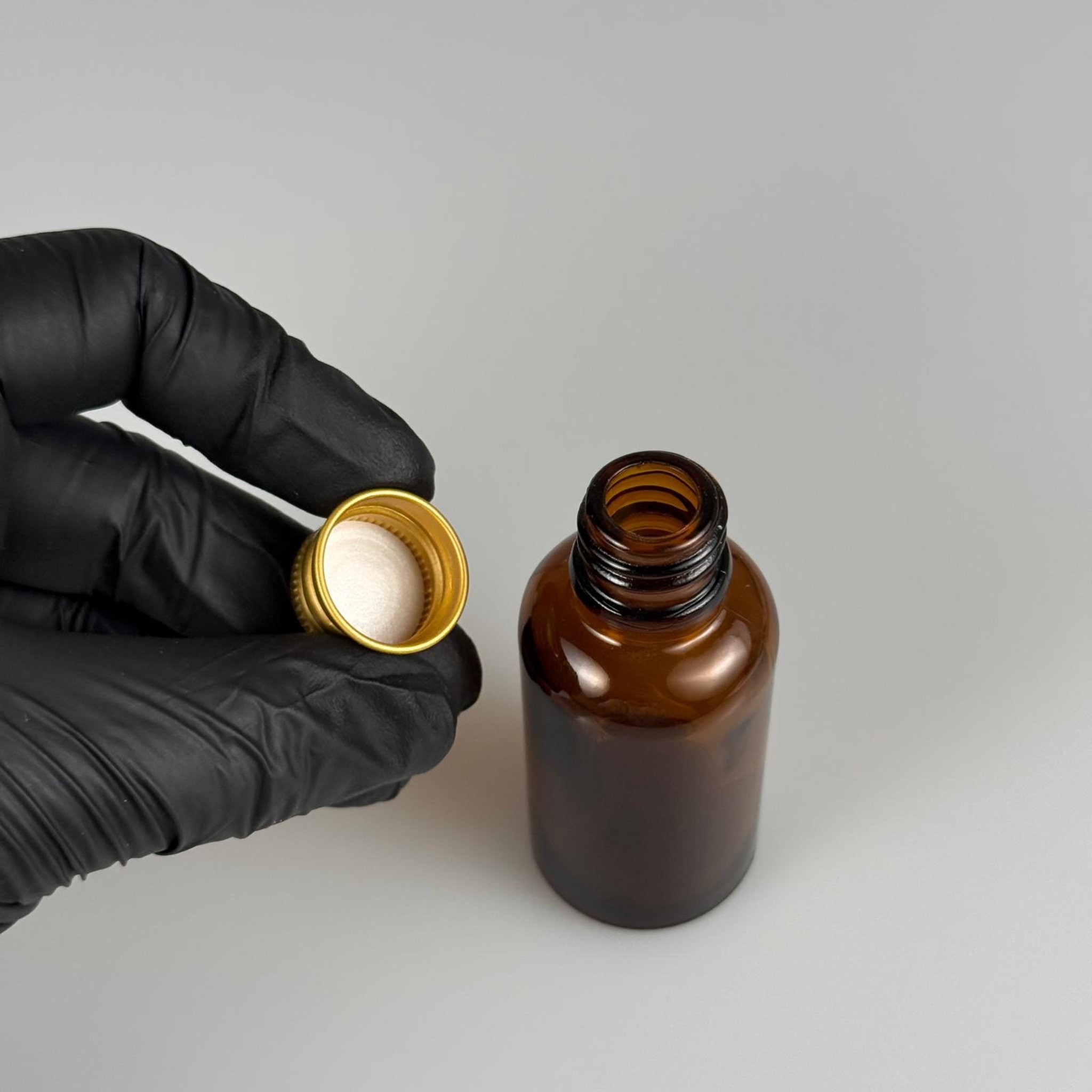 30 CC AMBER CAM ŞİŞE + KÖPÜK CONTALI GOLD ALÜMİNYUM METAL KAPAKLI TAKIM - 30 ML KAHVERENGİ CAM ŞİŞE