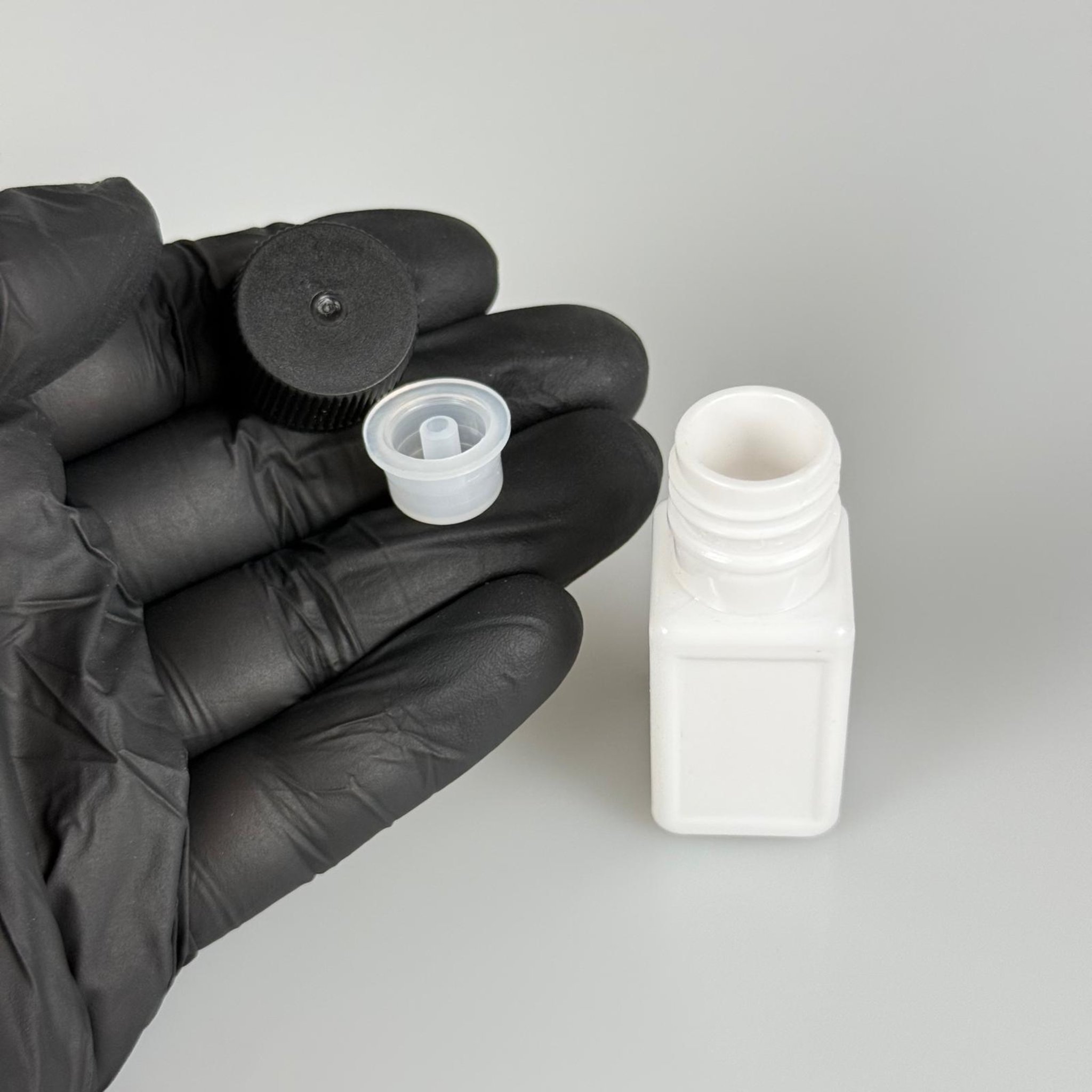 10 CC İÇTEN DAMLALIKLI PLASTİK KARE ŞİŞE -  10 ML BEYAZ PET ŞİŞE + CONTALI SİYAH KAPAK + KOLONYA TIPALI (DELEREK KULLANILIR) TAKIM