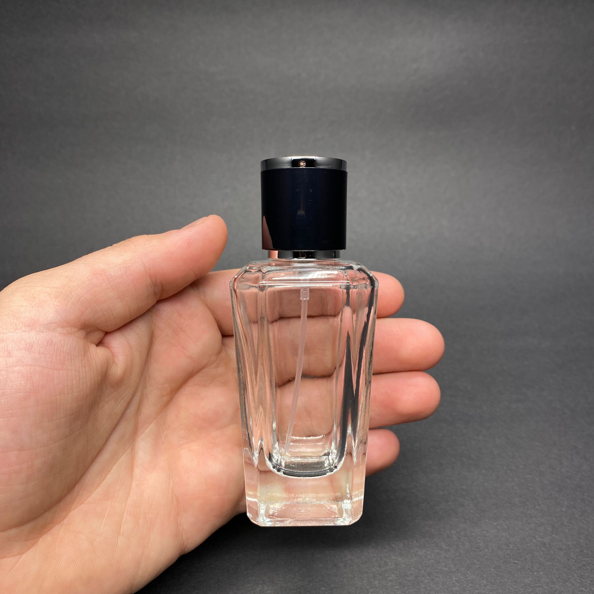 50 ML KÖŞELİ MODEL MİRA PARFÜM ŞİŞESİ - GÜMÜŞ METAL SPREYLİ + GÜMÜŞ SİYAH KAPAKLI (AĞIZ 15 MM GEÇME KOLAY KAPAMA)