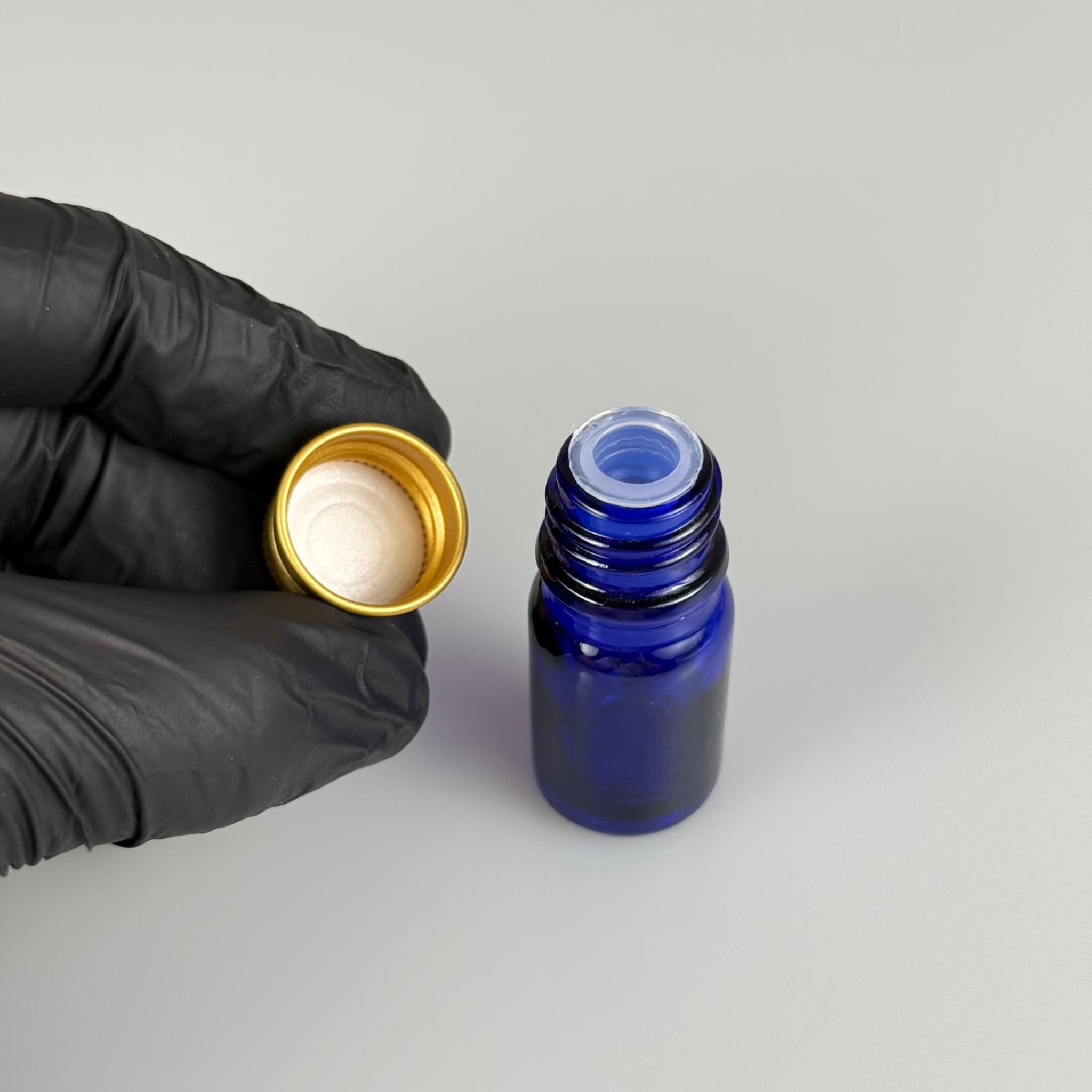 5 CC MAVİ CAM ŞİŞE + KÖPÜK CONTALI GOLD ALÜMİNYUM METAL KAPAKLI + KÖR TIPALI TAKIM - 5 ML MAVİ CAM ŞİŞE