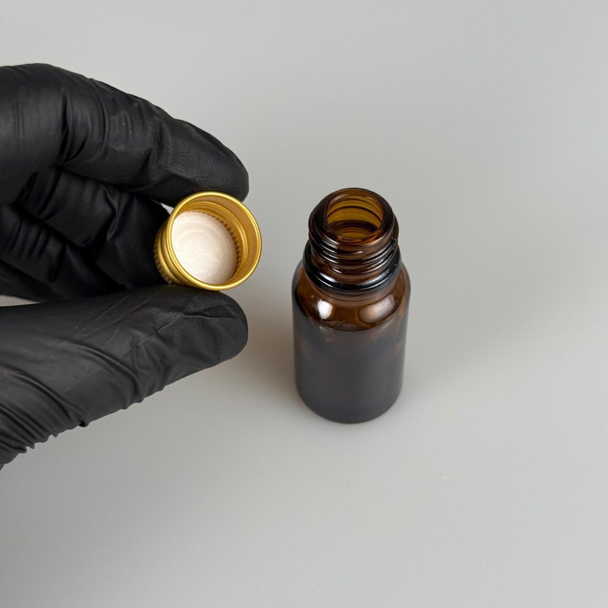 10 CC AMBER CAM ŞİŞE + KÖPÜK CONTALI GOLD ALÜMİNYUM METAL KAPAKLI TAKIM - 10 ML KAHVERENGİ CAM ŞİŞE