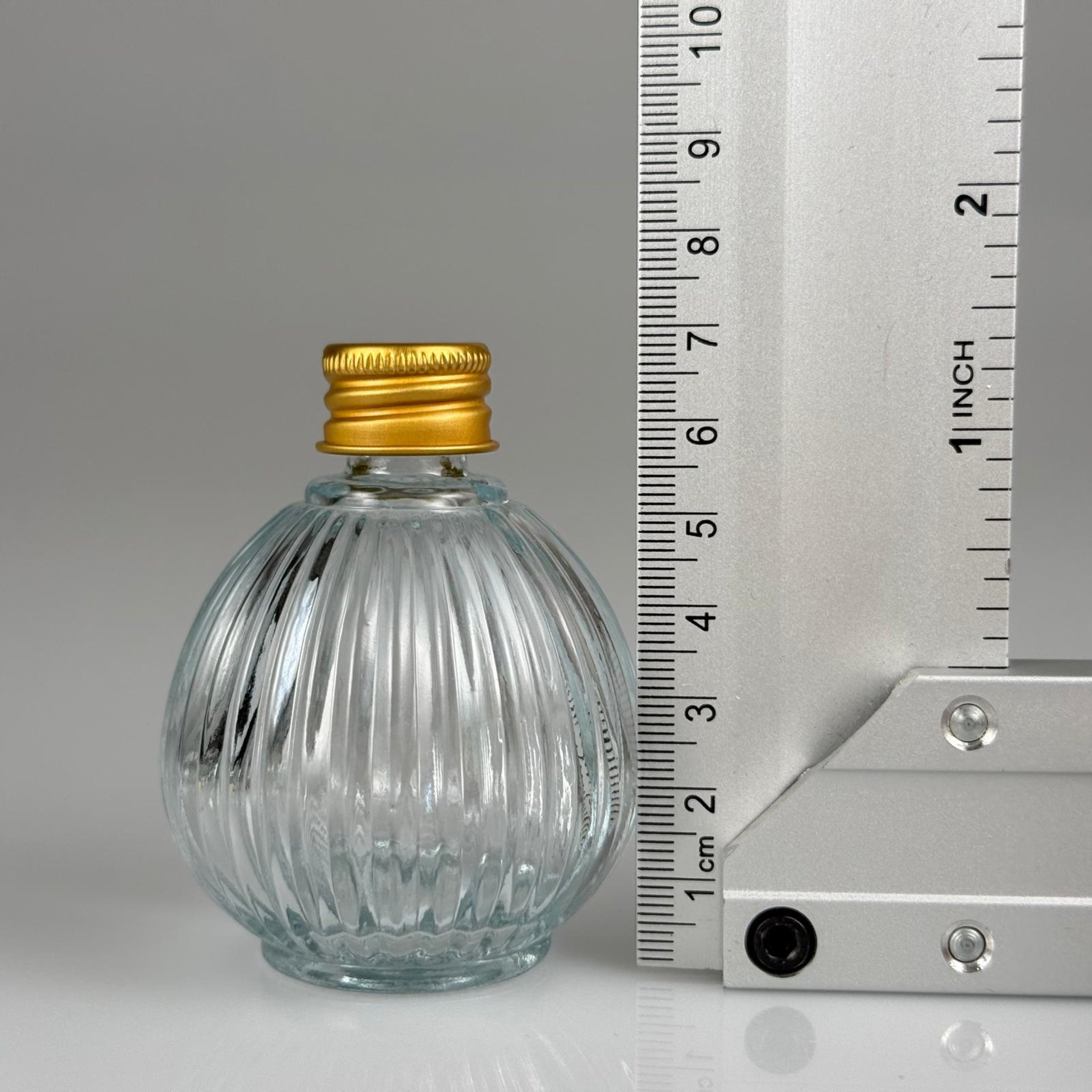 50 CC TOP ÇİZGİLİ CAM ŞİŞE + GOLD ALÜMİNYUM METAL KAPAKLI TAKIM - 50 ML ŞEFFAF CAM ŞİŞE