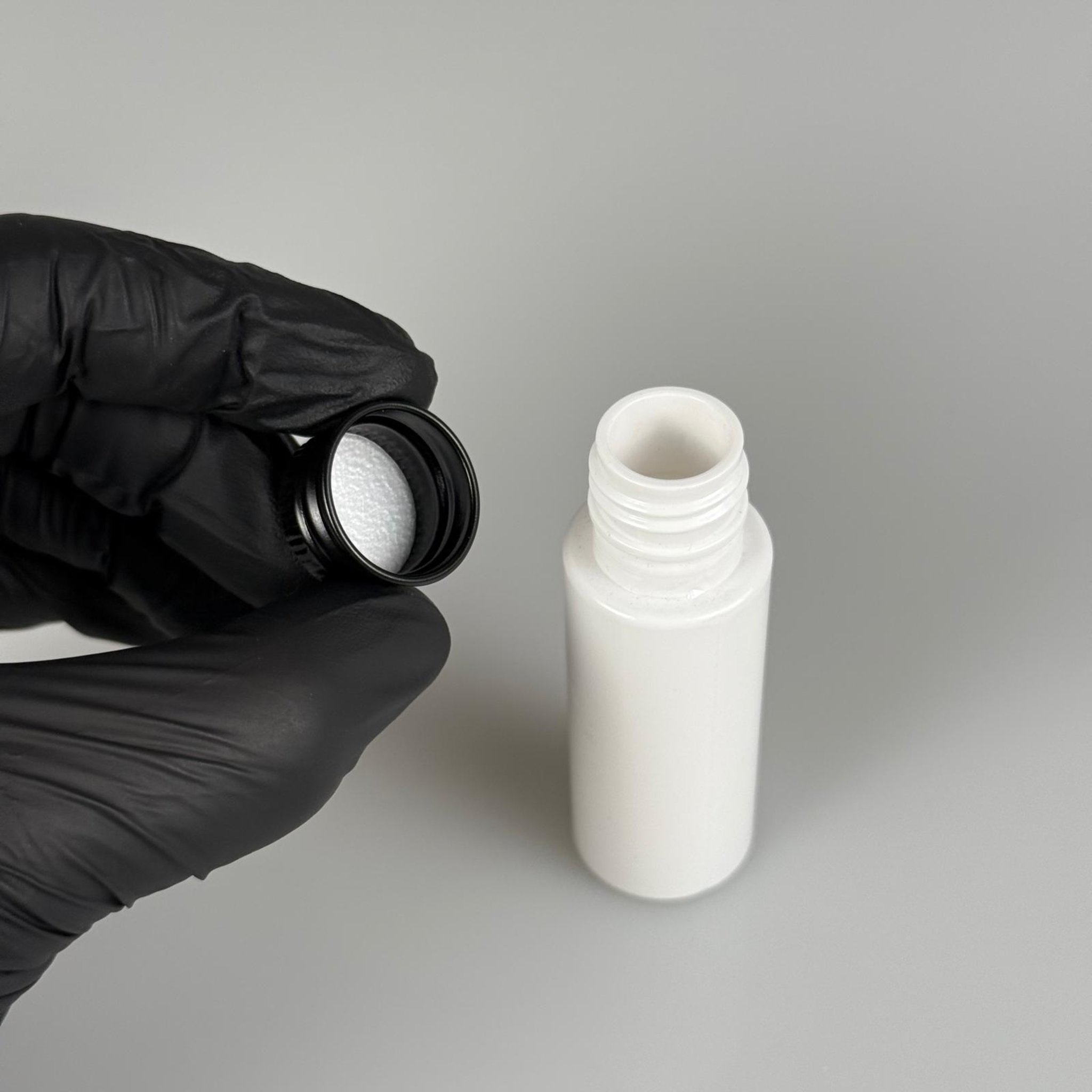 20 CC BEYAZ PET ŞİŞE + KÖPÜK CONTALI SİYAH ALÜMİNYUM METAL KAPAKLI TAKIM - 20 ML PLASTİK ŞİŞE