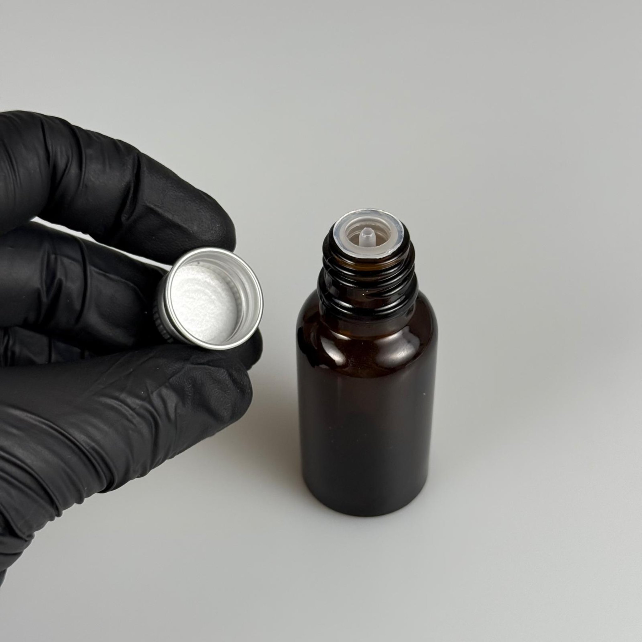 20 CC AMBER CAM ŞİŞE + KÖPÜK CONTALI GÜMÜŞ ALÜMİNYUM METAL KAPAKLI + DAMLALIKLI KOLONYA TIPALI TAKIM - 20 ML KAHVERENGİ CAM ŞİŞE