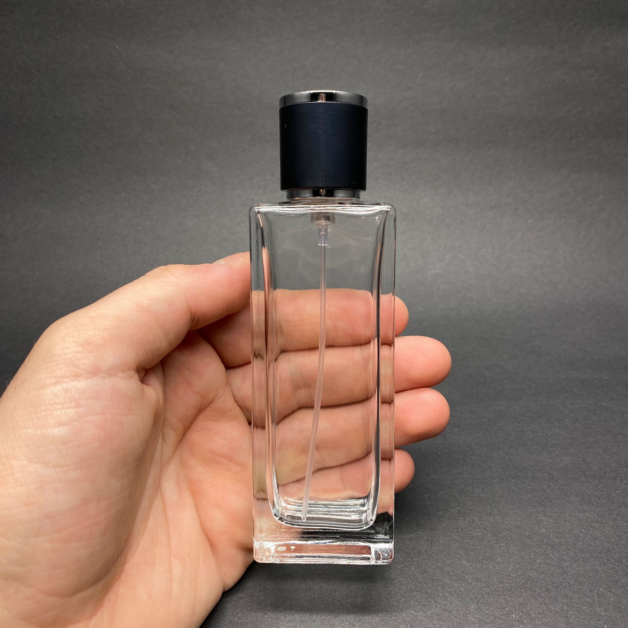 50 ML DİKDÖRTGEN MODEL FORTUNE UZUN PARFÜM ŞİŞESİ - GÜMÜŞ METAL SPREYLİ + GÜMÜŞ SİYAH KAPAKLI (AĞIZ 15 MM GEÇME KOLAY KAPAMA)