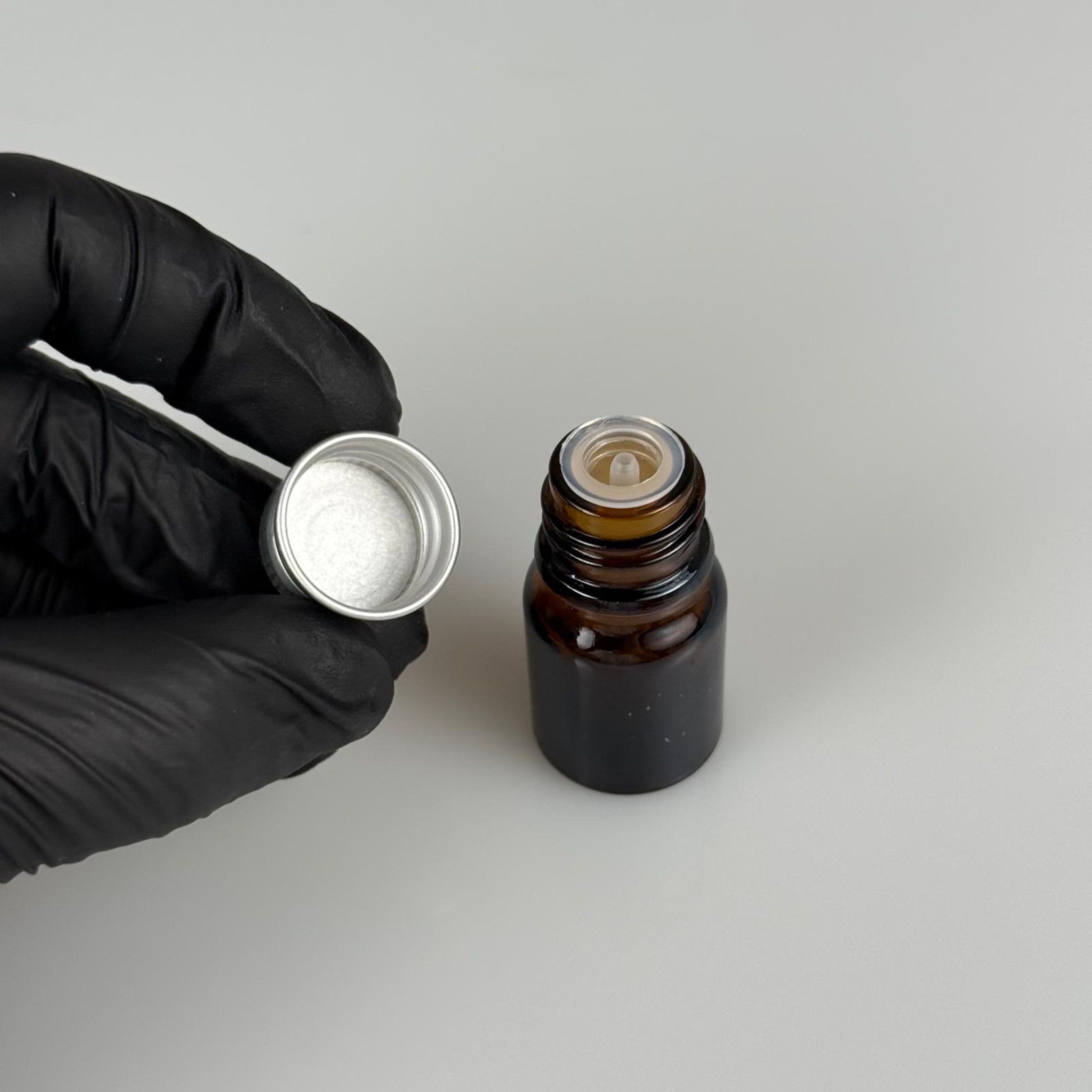 3 CC AMBER CAM ŞİŞE + KÖPÜK CONTALI GÜMÜŞ ALÜMİNYUM METAL KAPAKLI + DAMLALIKLI KOLONYA TIPALI TAKIM - 3 ML KAHVERENGİ CAM ŞİŞE