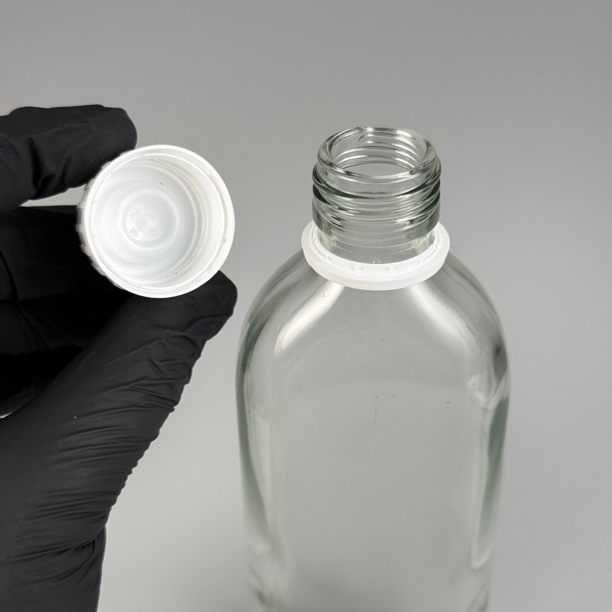 150 CC YASSI CAM ŞİŞE + BEYAZ KİLİTLİ PLASTİK KAPAK + 15 ML ÖLÇEK TAKIM - 150 ML YASSI CAM ŞİŞE