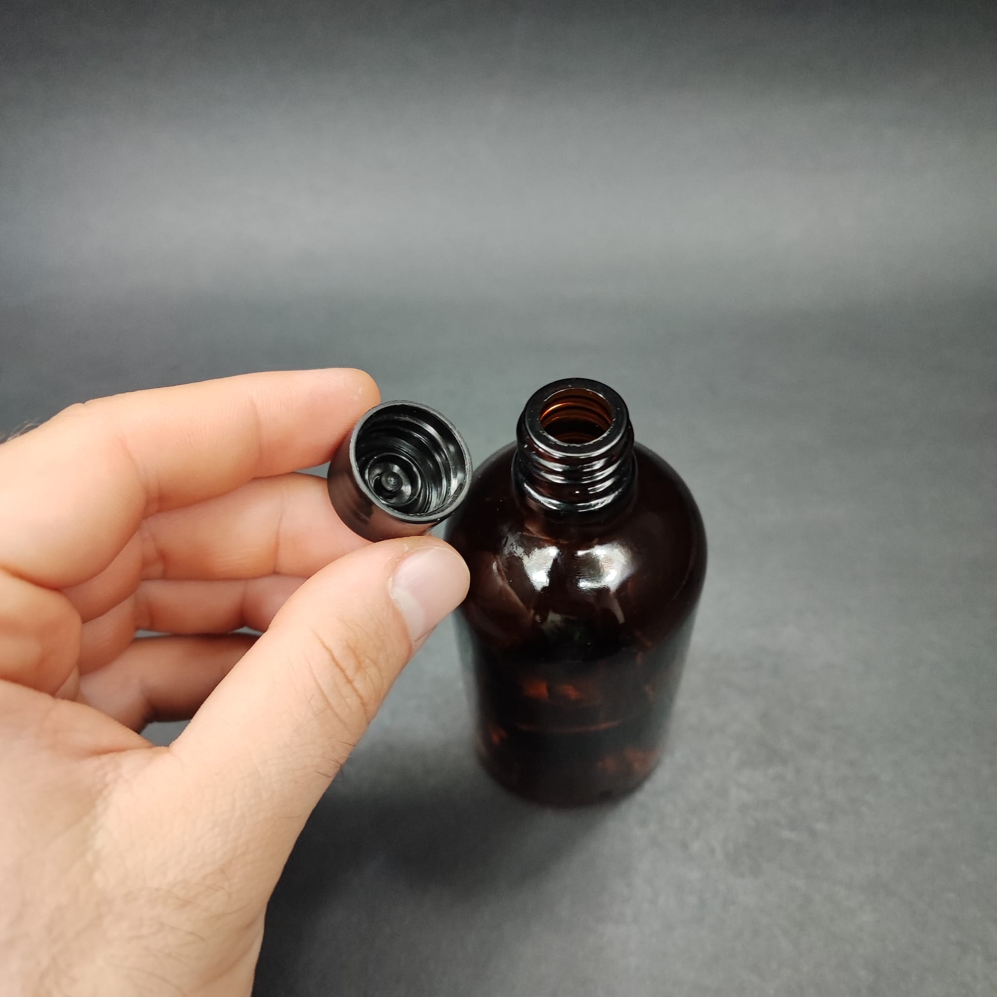 100 CC AMBER CAM ŞİŞE + KENDİNDEN CONTALI SIZDIRMAZ SİYAH KAPAK - 100 ML KAPAKLI KAHVERENGİ CAM ŞİŞE