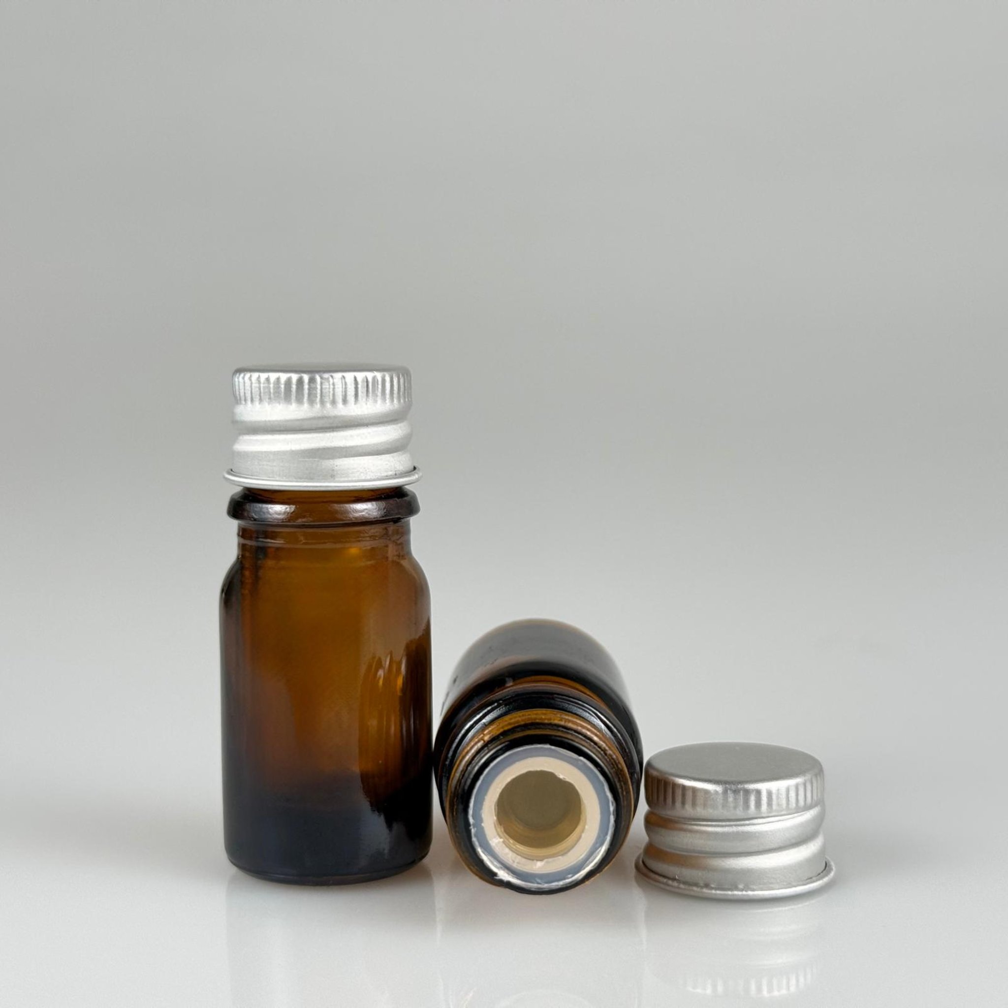 5 CC AMBER CAM ŞİŞE + KÖPÜK CONTALI GÜMÜŞ ALÜMİNYUM METAL KAPAKLI + KÖR TIPALI TAKIM - 5 ML KAHVERENGİCAM ŞİŞE