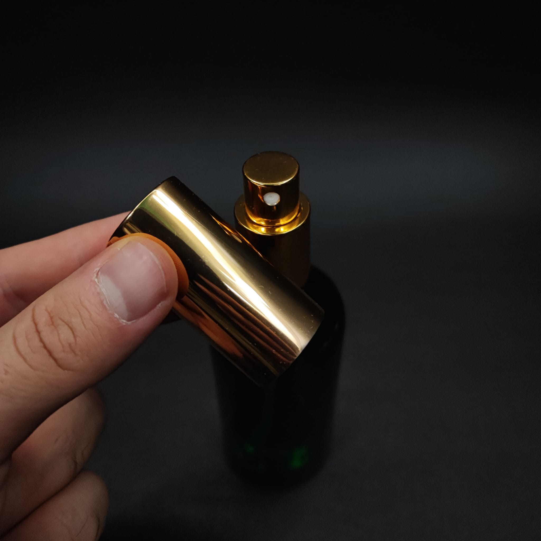 100 ML LÜKS VİDALI VALF ÇEVİRME PARFÜM ŞİŞELERİ - 100 CC YEŞİL CAM ŞİŞE - GOLD METAL SPREYLİ KAPAKLI SET