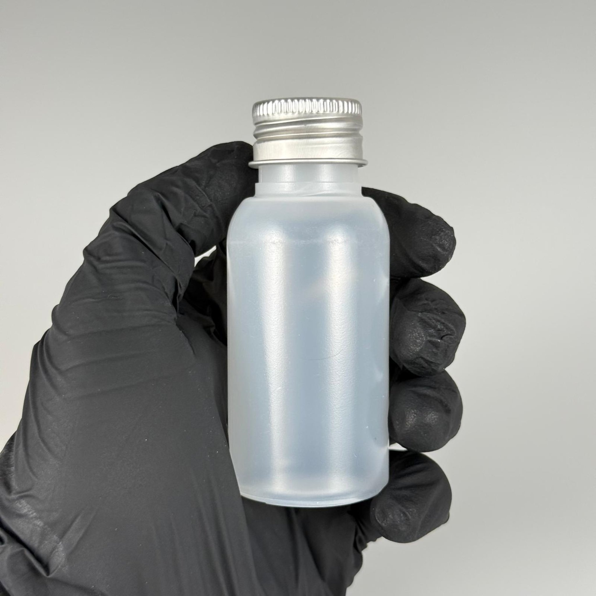 50 ML SIKILABİLİR YUMUŞAK POLİETİLEN PE PLASTİK ASETON ŞİŞESİ ( 24 AĞIZ ) + KÖPÜK CONTALI GÜMÜŞ METAL ALÜMİNYUM KAPAK + KOLONYA TIPALI TAKIM - 50 cc sos, yağ, kartuş, mürekkep vb için boş şişeler