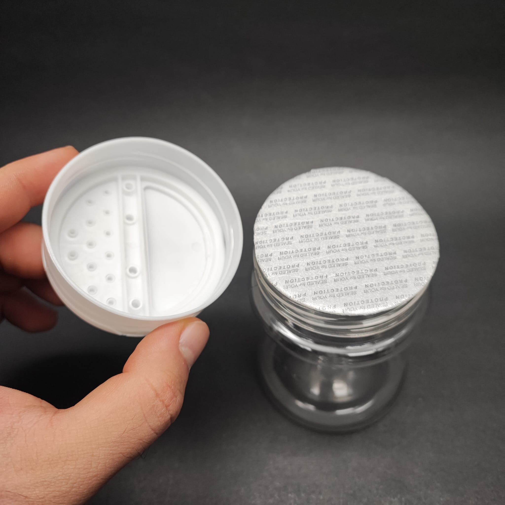 200 CC PET BAHARAT KAVANOZU - BEYAZ FLİPTOP BAHARAT KAPAKLI + SIZDIRMAZ KENDİNDEN YAPIŞKANLI KÖPÜK CONTALI - toz kavanozu , baharat ambalajı , boş pudra şişesi . tuzluk , baharat düzenleyici set için kavanoz