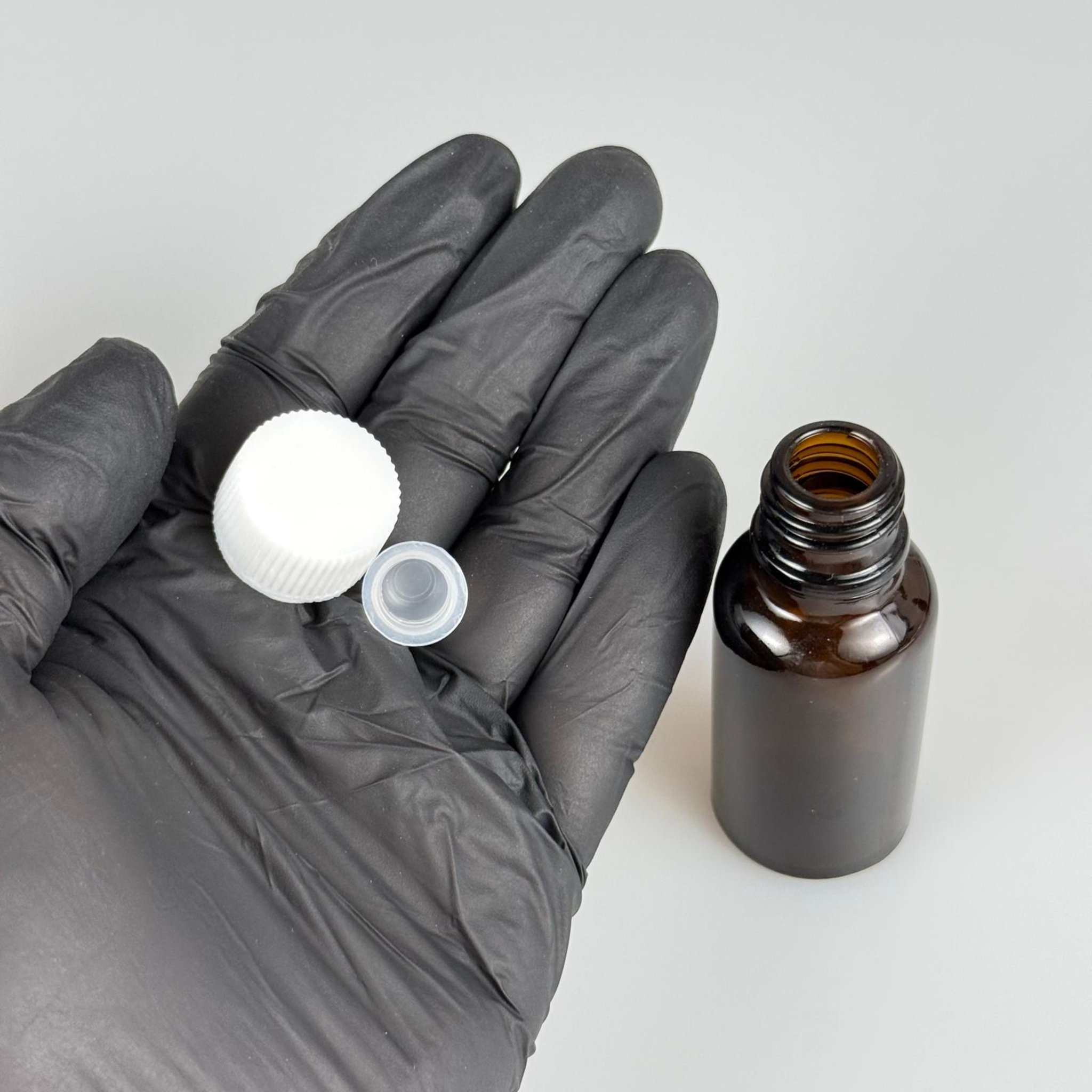 20 ML TIPALI VE KAPAKLI ŞİŞE - 20 CC AMBER KAHVERENGİ CAM ŞİŞE + CONTALI BEYAZ KAPAK + KÖR TIPA