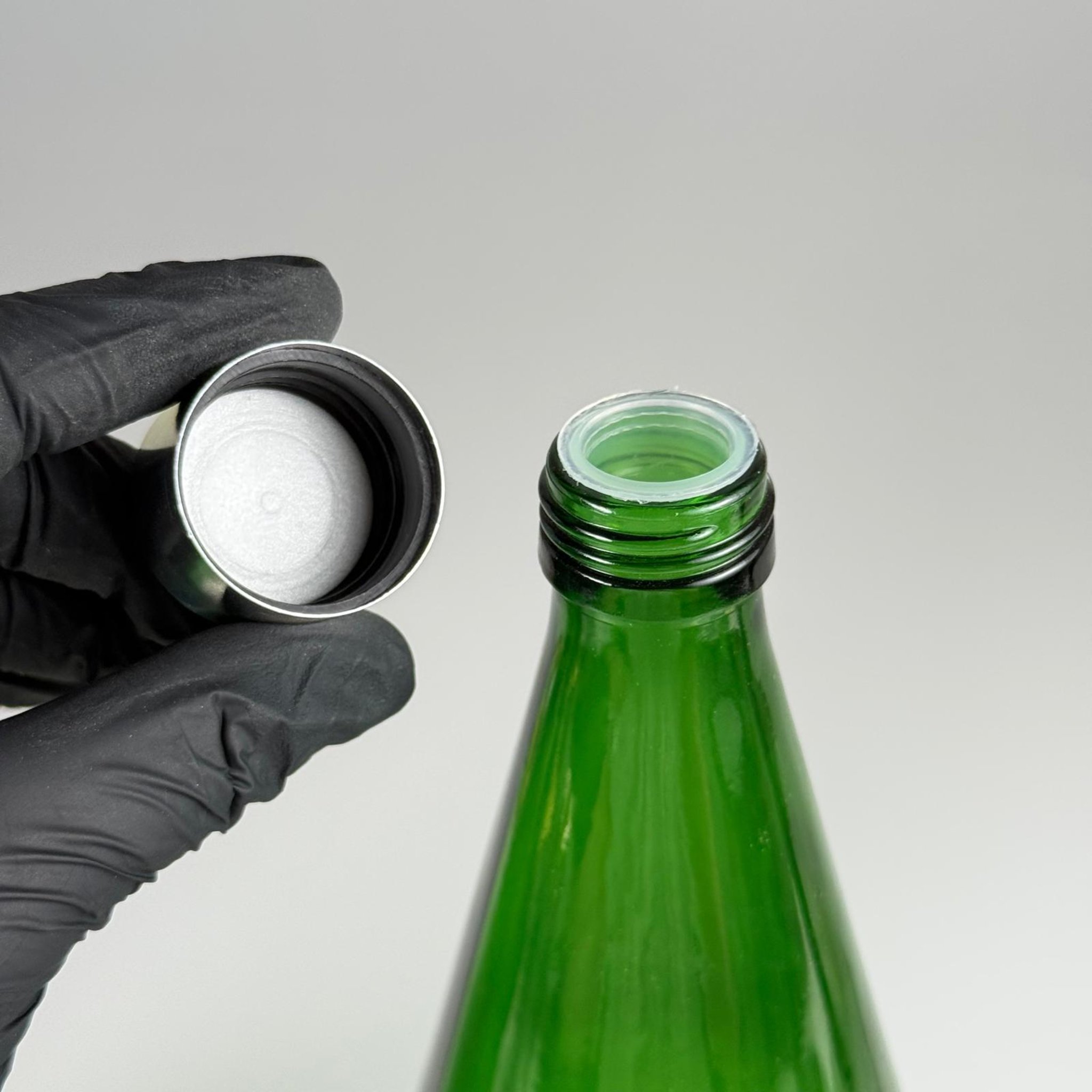 750 CC YEŞİL CAM ŞİŞE + ALÜMİNYUM KAPLAMALI GÜMÜŞ KAPAKLI + KÖR TIPALI TAKIM - 750 ML YEŞİL ŞİŞE