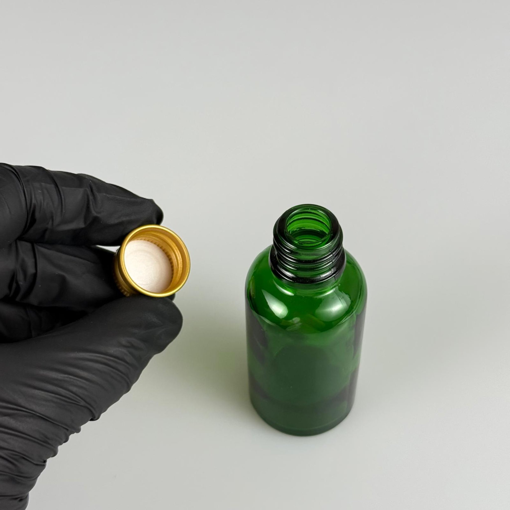 30 CC YEŞİL CAM ŞİŞE + KÖPÜK CONTALI GOLD ALÜMİNYUM METAL KAPAKLI TAKIM - 30 ML YEŞİL CAM ŞİŞE