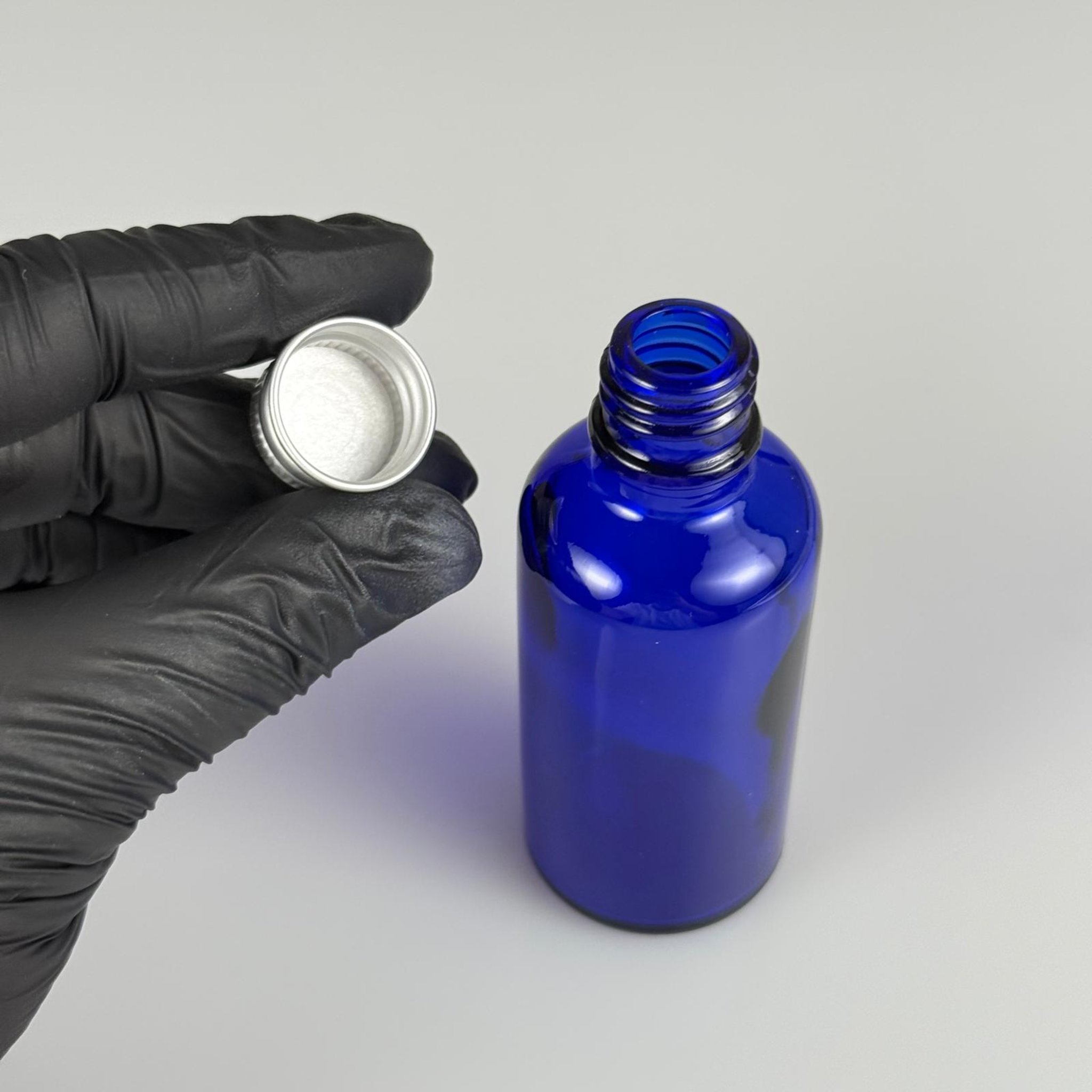 50 CC MAVİ CAM ŞİŞE + KÖPÜK CONTALI GÜMÜŞ ALÜMİNYUM METAL KAPAKLI TAKIM - 50 ML MAVİ CAM ŞİŞE