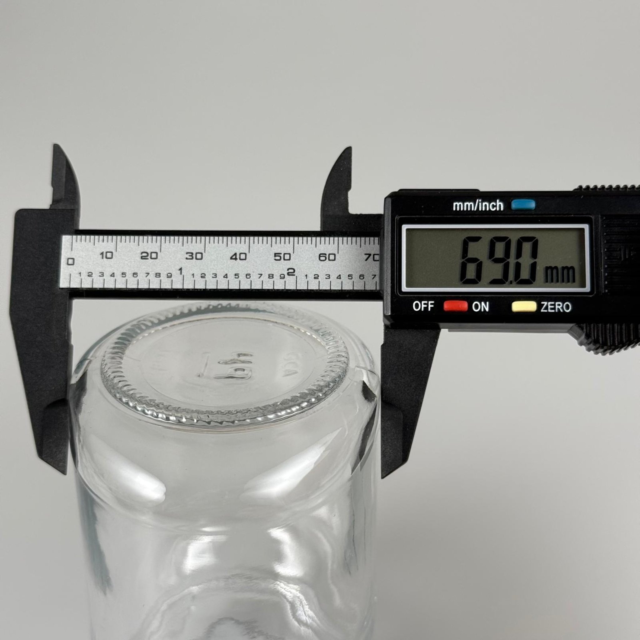 340 CC YASSI CAM KAVANOZ - BEYAZ PLASTİK KAPAKLI + KENDİNDEN YAPIŞKANLI KÖPÜK CONTALI TAKIM  - 340 ML ÇİKOLATA KAVANOZU - REÇEL KAVANOZU