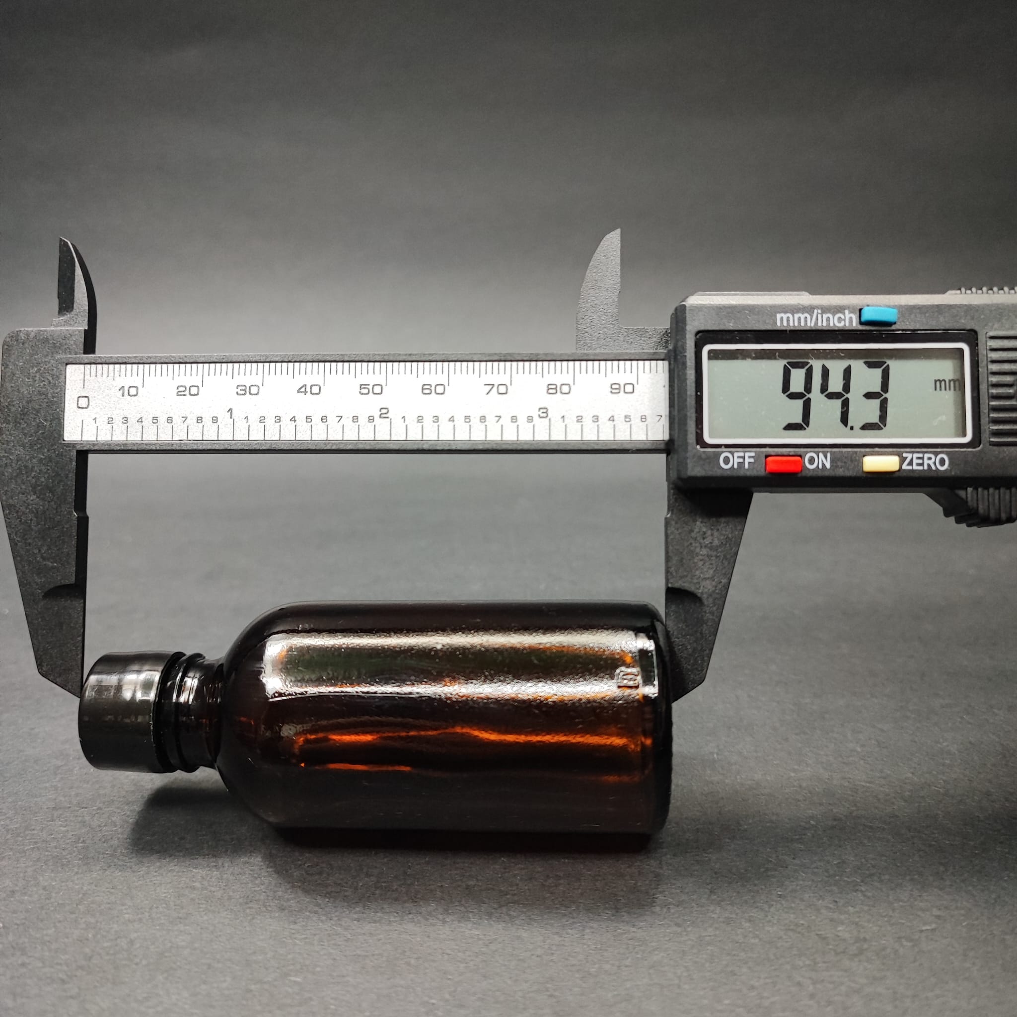 50 CC AMBER CAM ŞİŞE + KENDİNDEN CONTALI SIZDIRMAZ SİYAH KAPAK - 50 ML KAPAKLI KAHVERENGİ CAM ŞİŞE