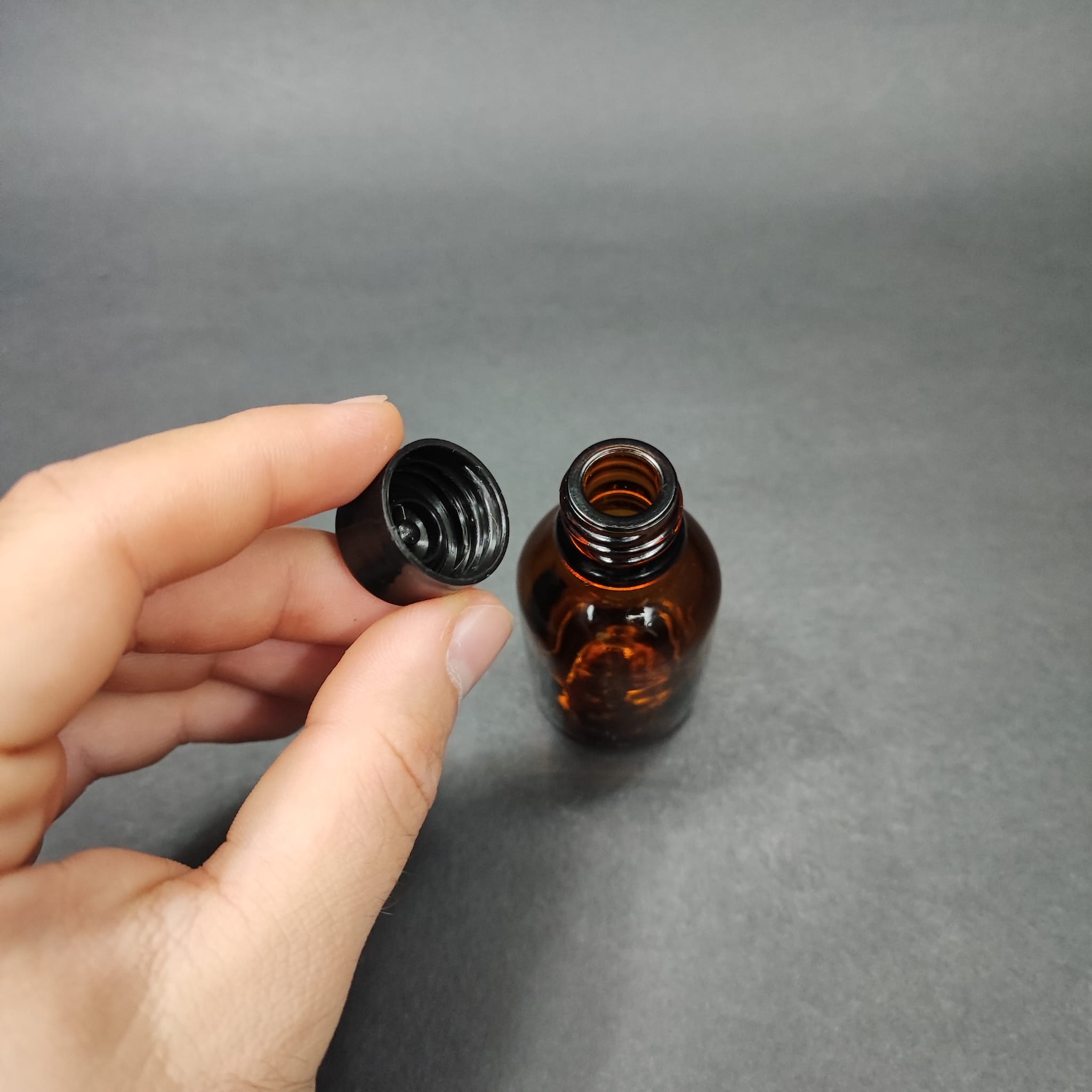 25 CC AMBER CAM ŞİŞE + KENDİNDEN CONTALI SIZDIRMAZ SİYAH KAPAK - 25 ML KAPAKLI KAHVERENGİ CAM ŞİŞE
