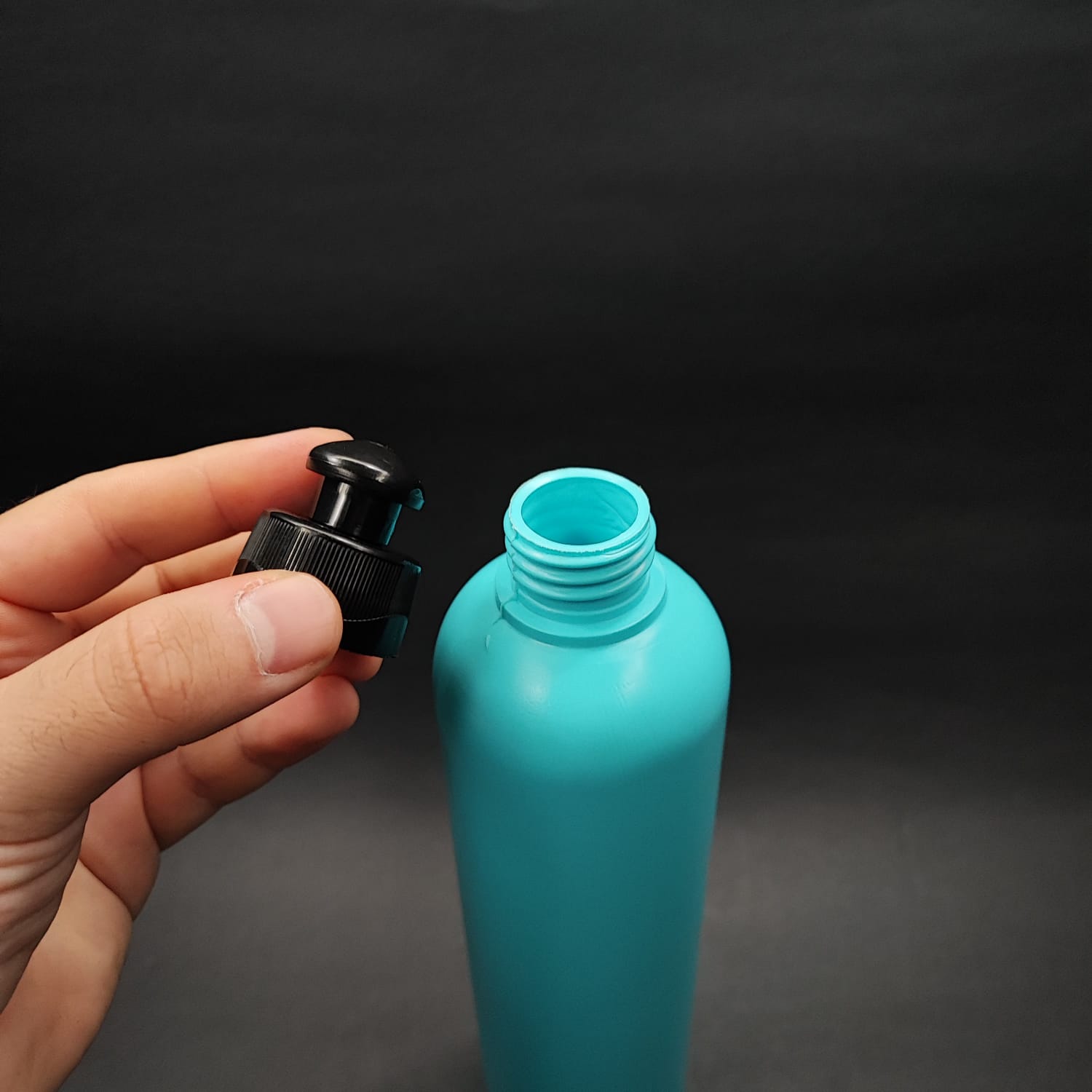 500 CC TURKUAZ POLİETİLEN PE ŞAMPUAN ŞİŞESİ - SİYAH AKITICILI PUSH PULL KAPAKLI - 500 ML PE ŞAMPUAN ŞİŞESİ