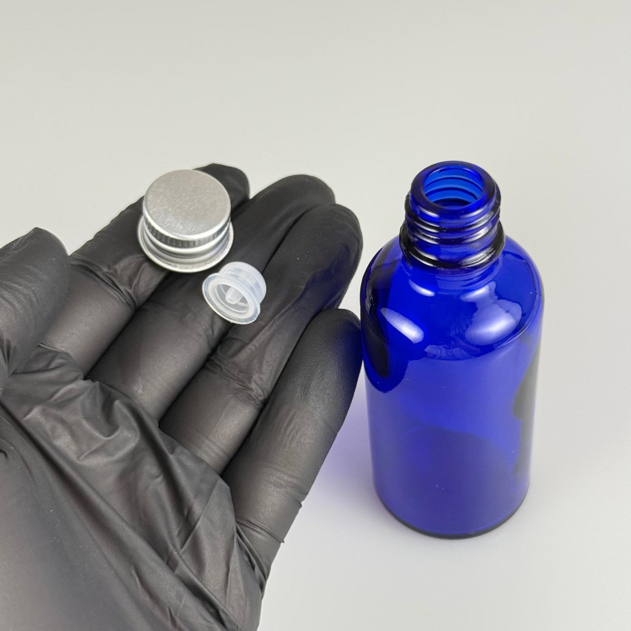 50 CC MAVİ CAM ŞİŞE + KÖPÜK CONTALI GÜMÜŞ ALÜMİNYUM METAL KAPAKLI + DAMLALIKLI KOLONYA TIPALI TAKIM - 50 ML MAVİ CAM ŞİŞE