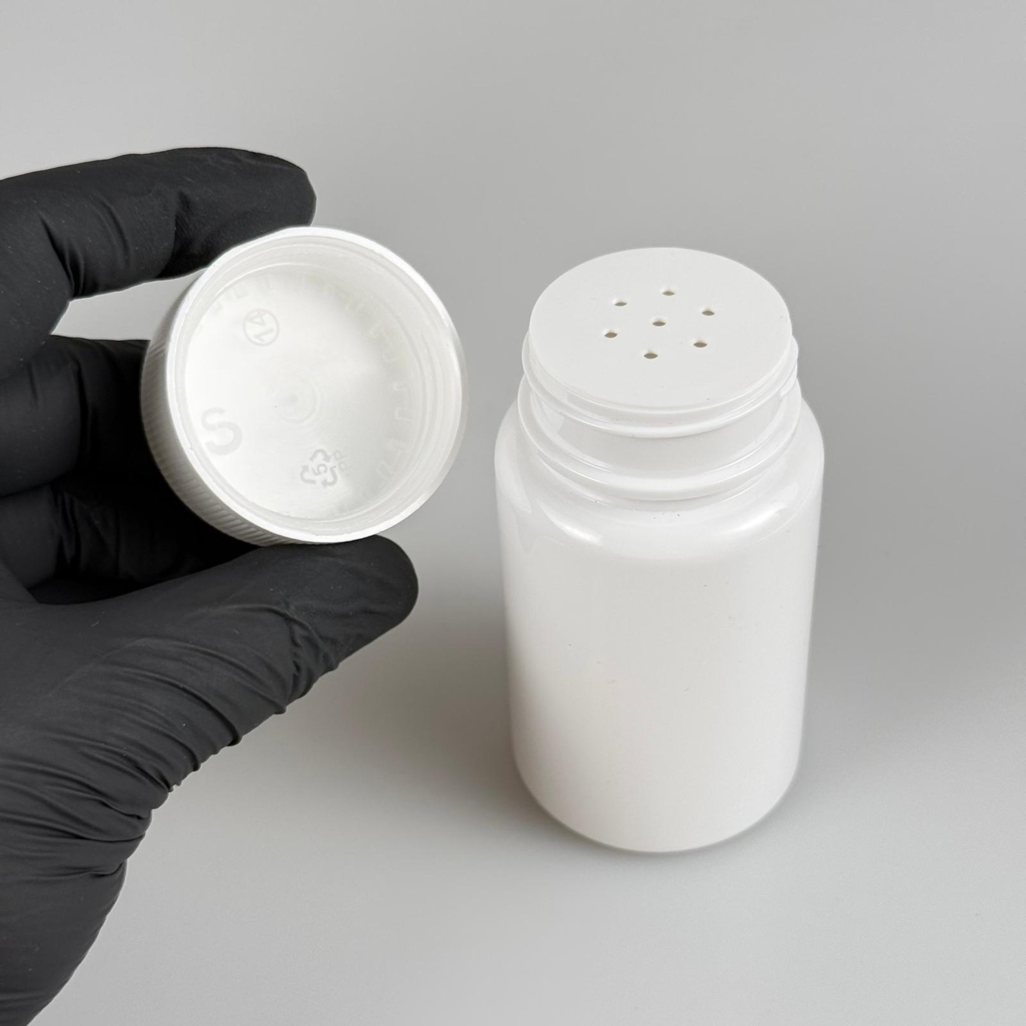 100 CC BEYAZ PET PUDRA ŞİŞESİ + ÇOCUK KİLİTLİ BEYAZ PLASTİK KAPAKLI + PUDRA TIPALI TAKIM - 100 ML PUDRA KUTUSU, EKO TUZLUK