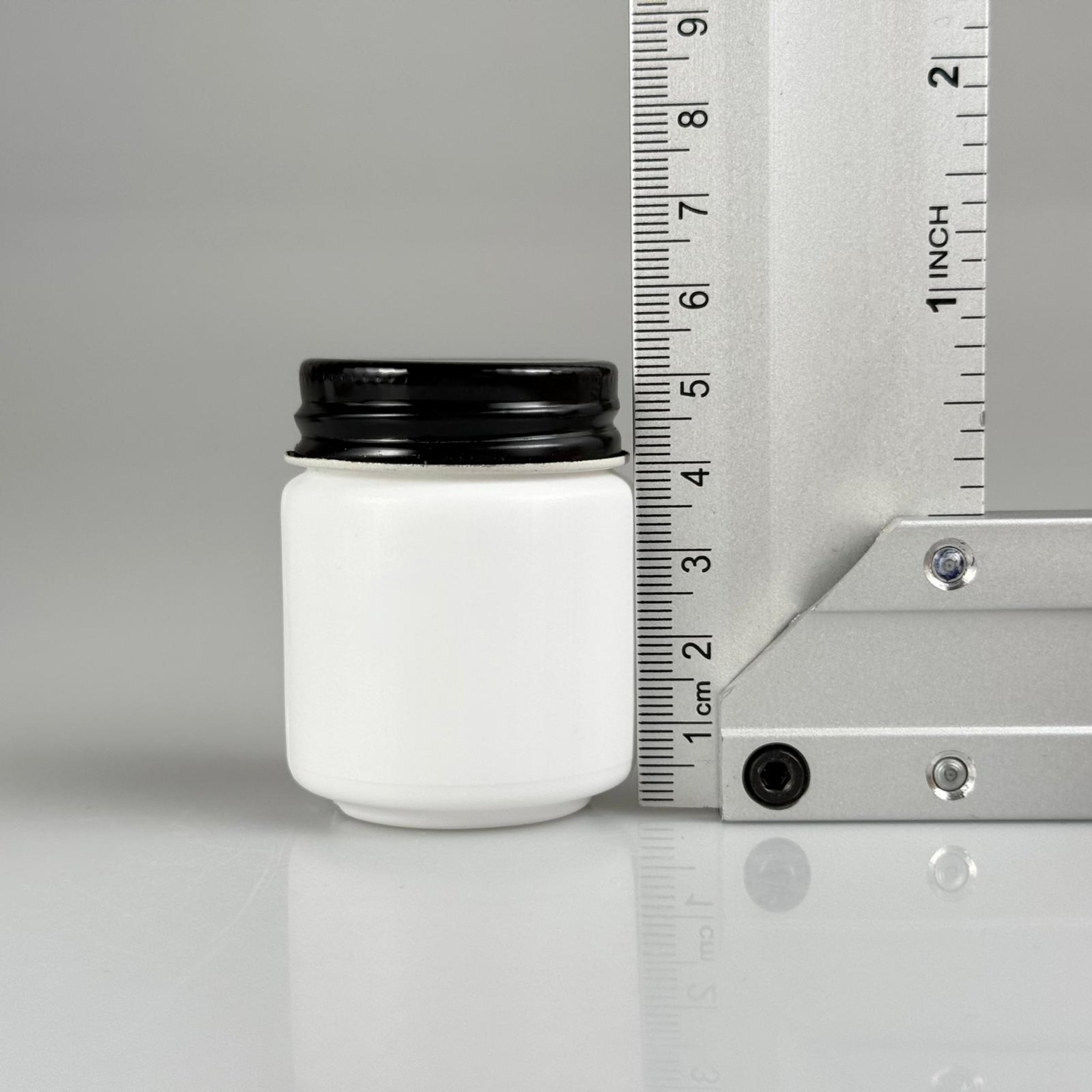 50 CC BEYAZ SERT POLİETİLEN ŞİŞE + SİYAH METAL KAPAKLI + KENDİNDEN YAPIŞKANLI KÖPÜK CONTALI - 50 ML POLİETİLEN ŞİŞE