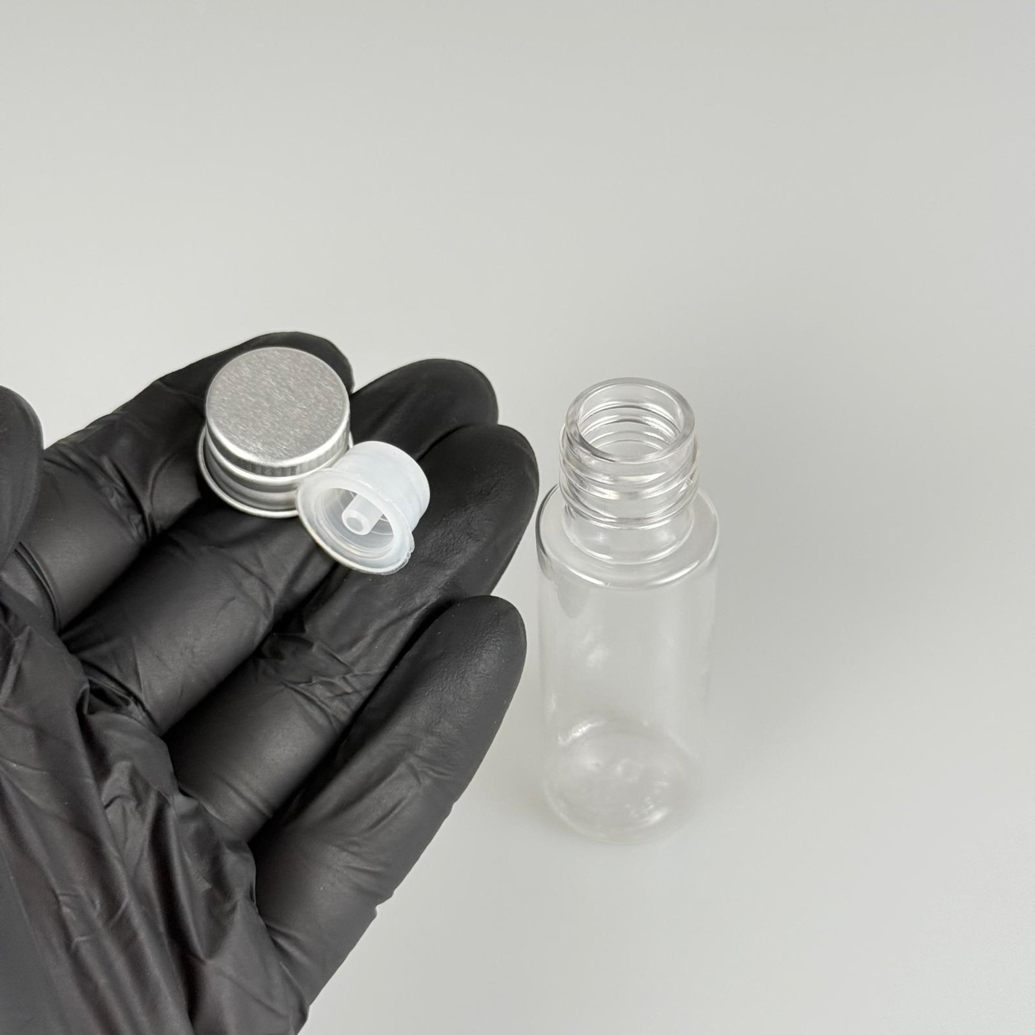 20 CC ŞEFFAF PET ŞİŞE + KÖPÜK CONTALI GÜMÜŞ ALÜMİNYUM METAL KAPAKLI + DAMLALIKLI KOLOMNYA TIPALI TAKIM - 20 ML PLASTİK ŞİŞE