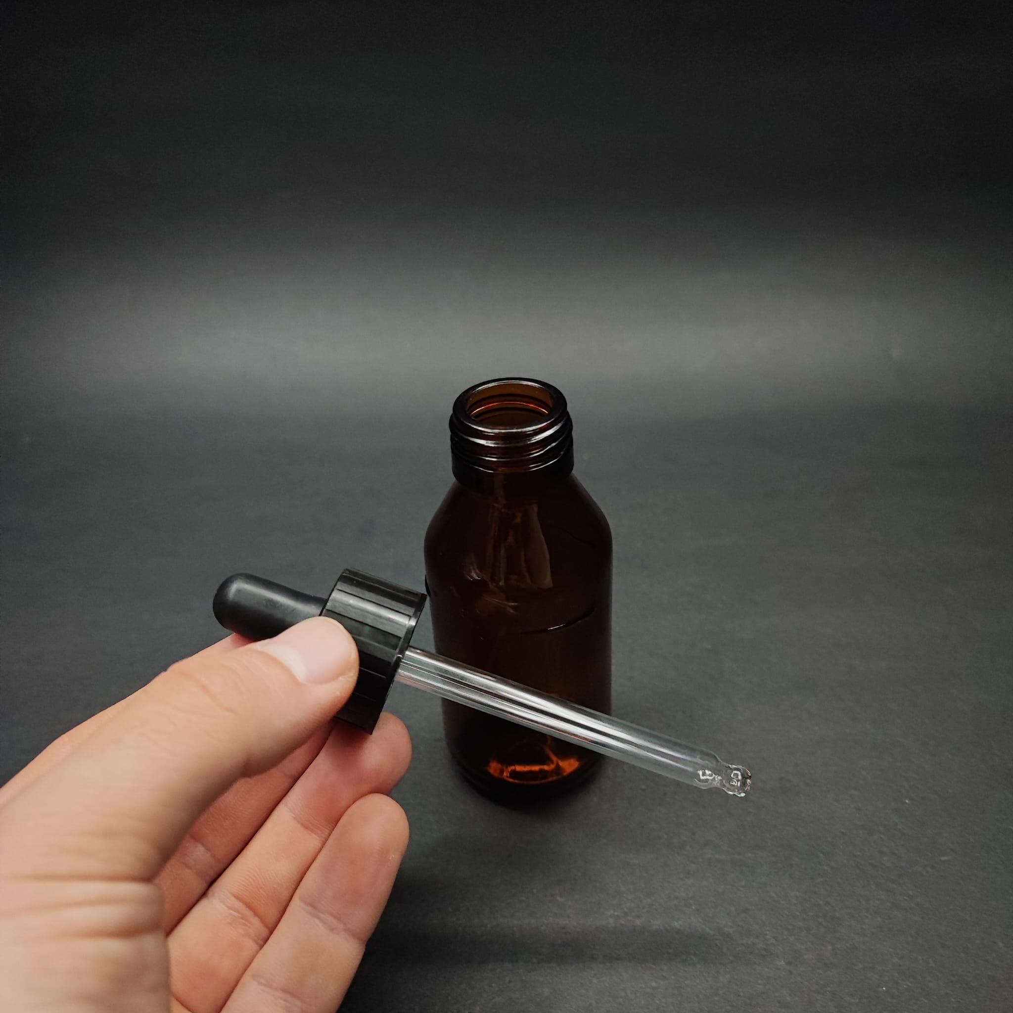 60 ML DOLUMU KOLAY, GENİŞ AĞIZLI CAM DAMLALIKLI ŞİŞE (25 MM AĞIZ)  - 60 CC SİYAH DAMLALIKLI CAM ECZA ŞİŞESİ - AMBER KAHVERENGİ