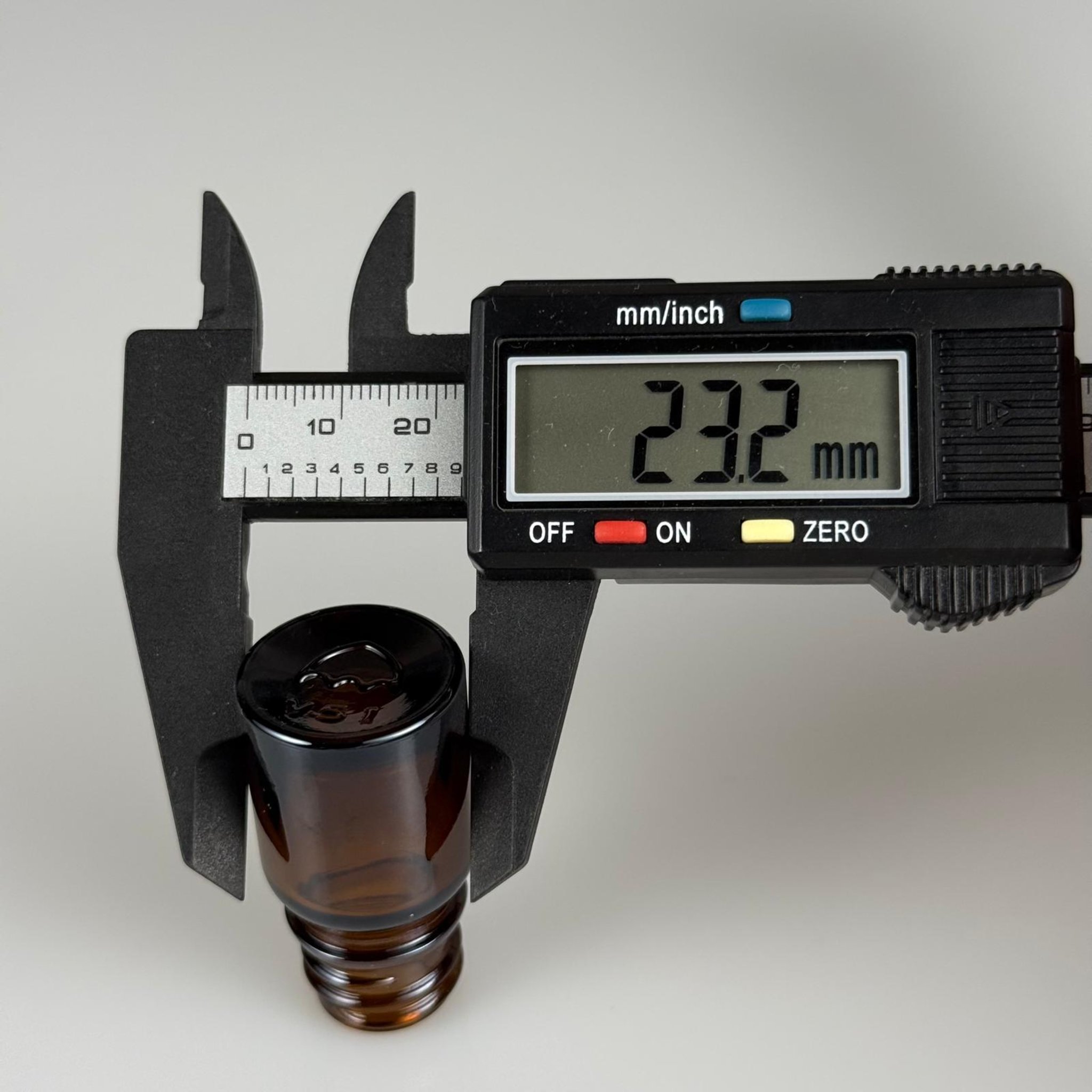 3 CC AMBER CAM ŞİŞE + KÖPÜK CONTALI SİYAH ALÜMİNYUM METAL KAPAKLI + KOLONYA TIPALI TAKIM - 3 ML KAHVERENGİ CAM ŞİŞE