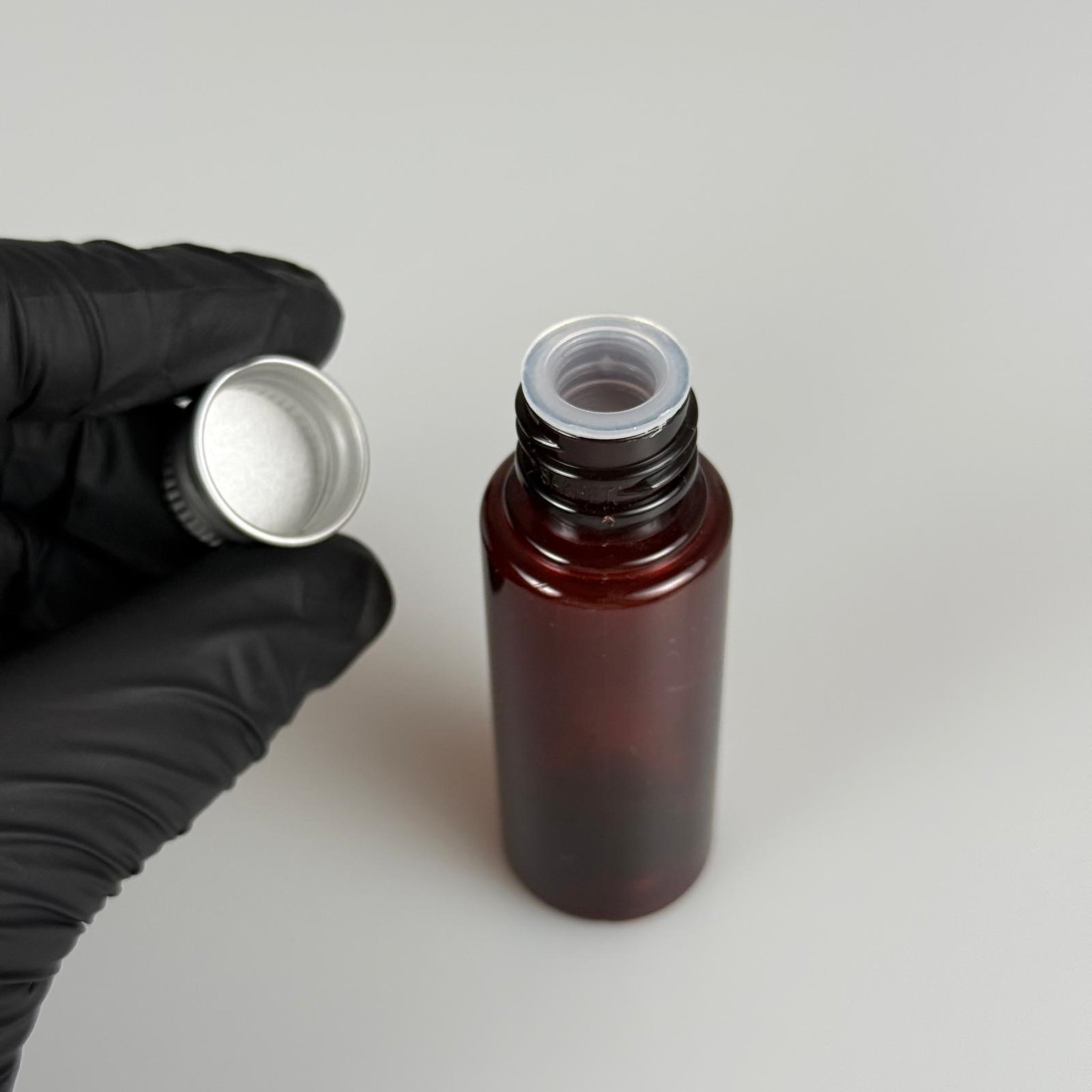 30 CC PET AMBER SHOT ŞİŞE - KÖPÜK CONTALI GÜMÜŞ ALÜMİNYUM METAL KAPAKLI + KÖR TIPALITAKIM - 30 ML KAHVERENGİ PLASTİK ŞİŞE