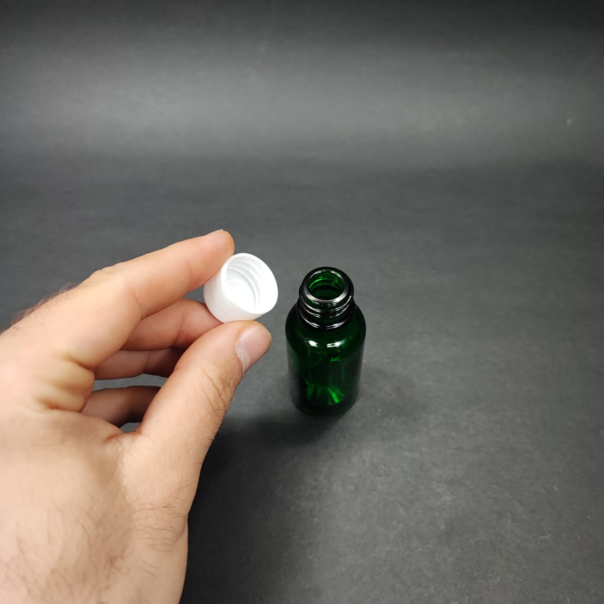 20 CC YEŞİL CAM ŞİŞE + KENDİNDEN CONTALI SIZDIRMAZ BEYAZ KAPAK - 20 ML KAPAKLI CAM ŞİŞE